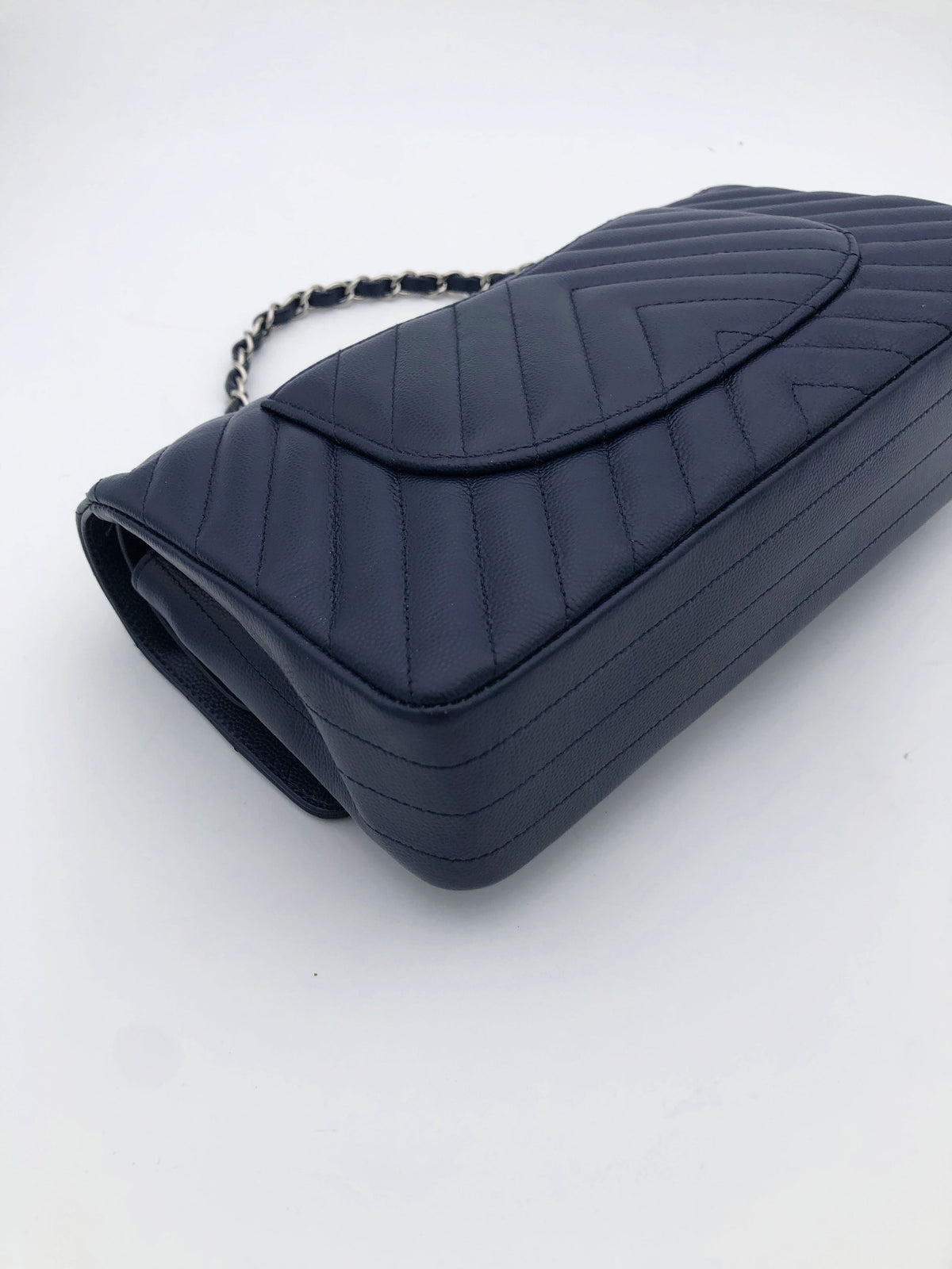 Chanel sac à main timeless / classique chevron cuir grainé bleu nuit. - Soline