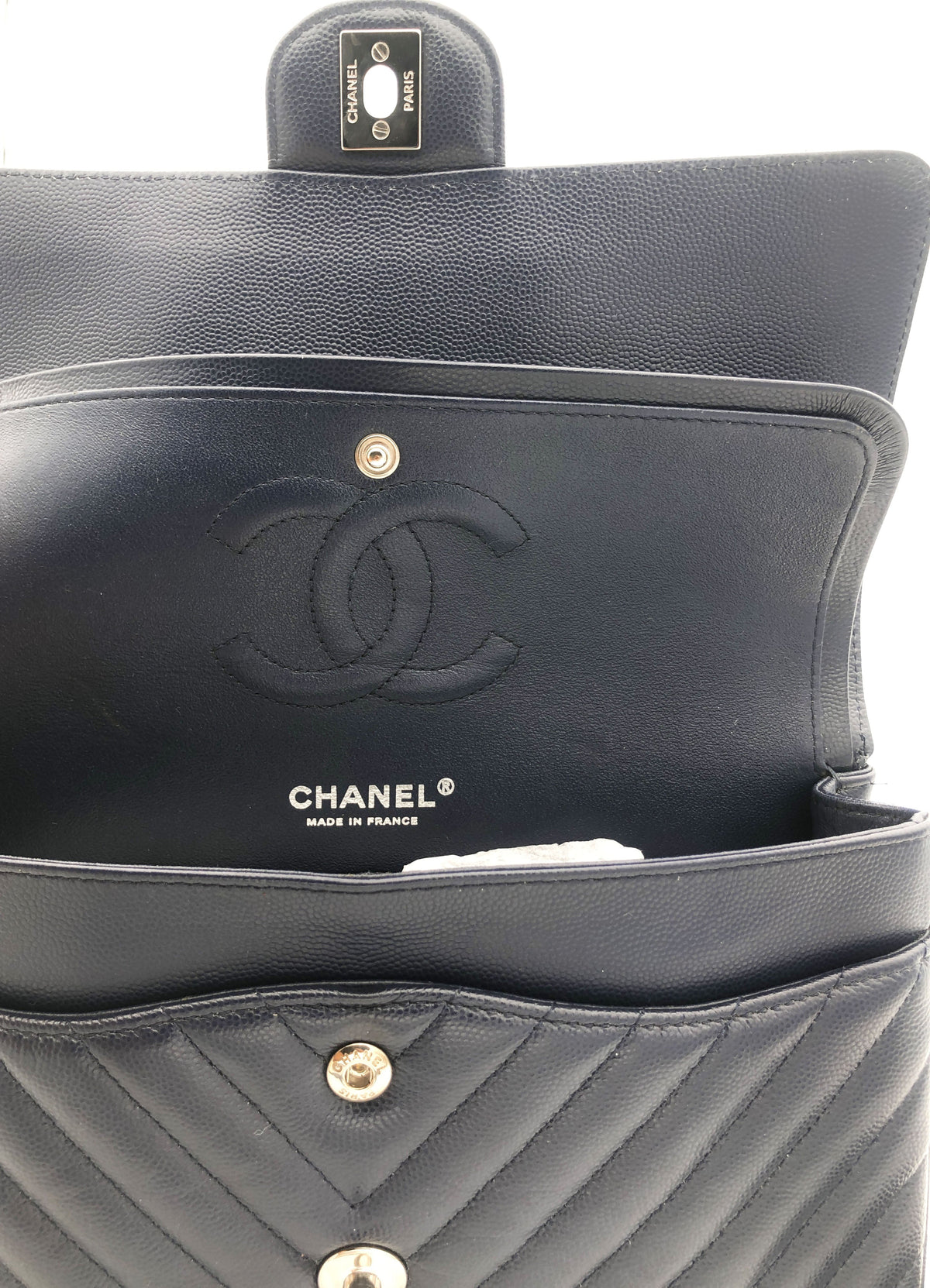 Chanel sac à main timeless / classique chevron cuir grainé bleu nuit. - Soline