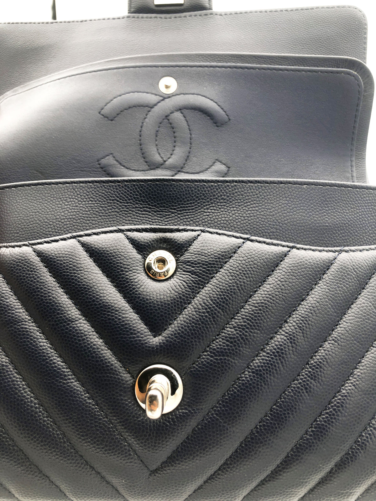 Chanel sac à main timeless / classique chevron cuir grainé bleu nuit. - Soline