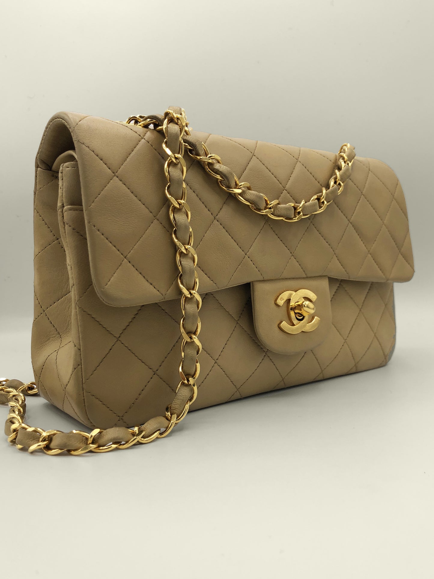 Sac Chanel Timeless 23 cm à double rabat en cuir d'agneau matelassé beige - Soline