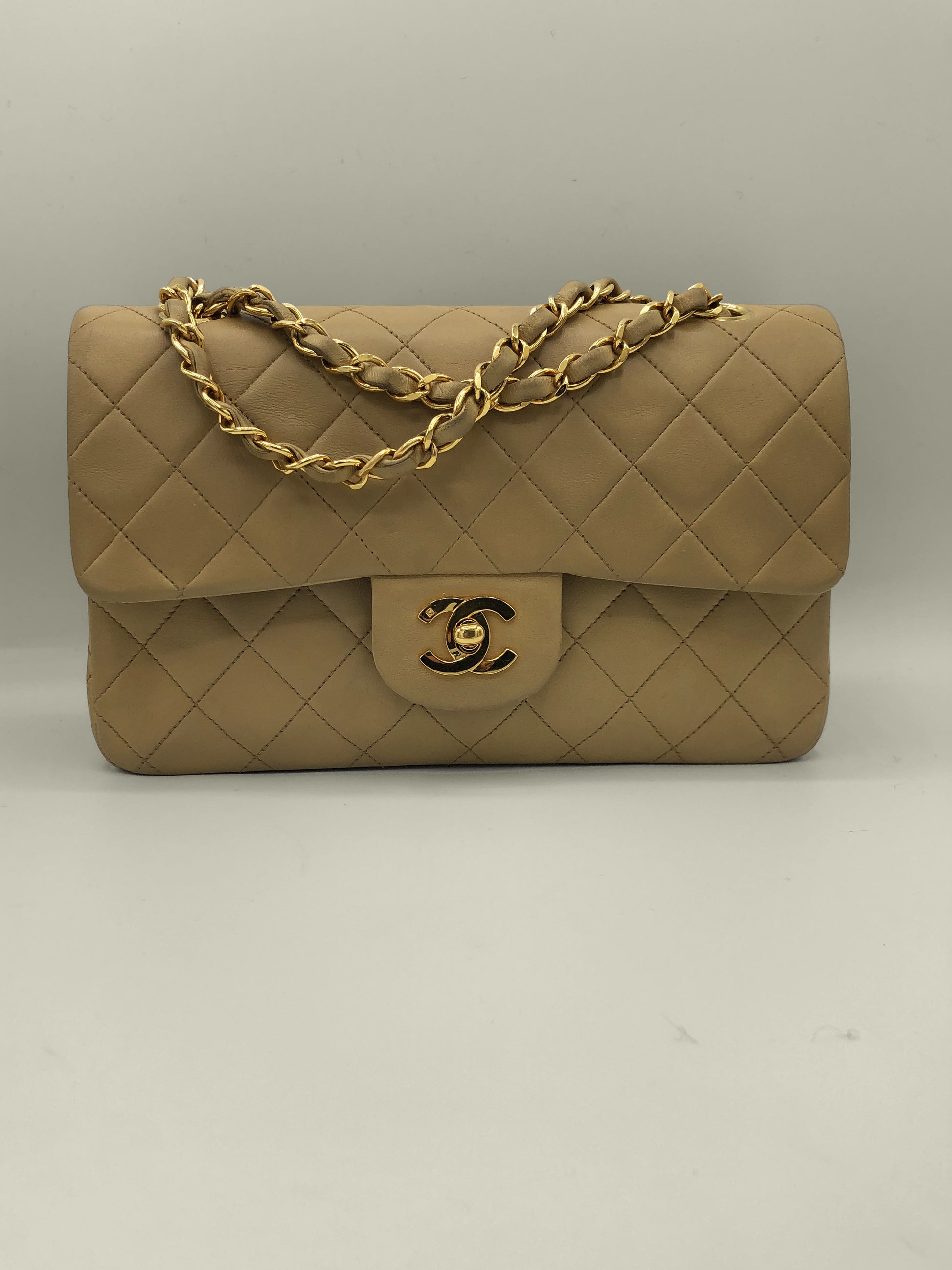Sac Chanel Timeless 23 cm à double rabat en cuir d'agneau matelassé beige - Soline