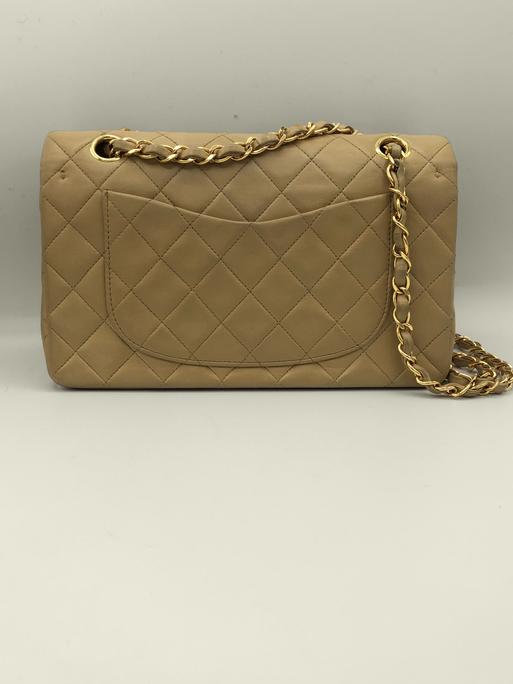 Sac Chanel Timeless 23 cm à double rabat en cuir d'agneau matelassé beige - Soline
