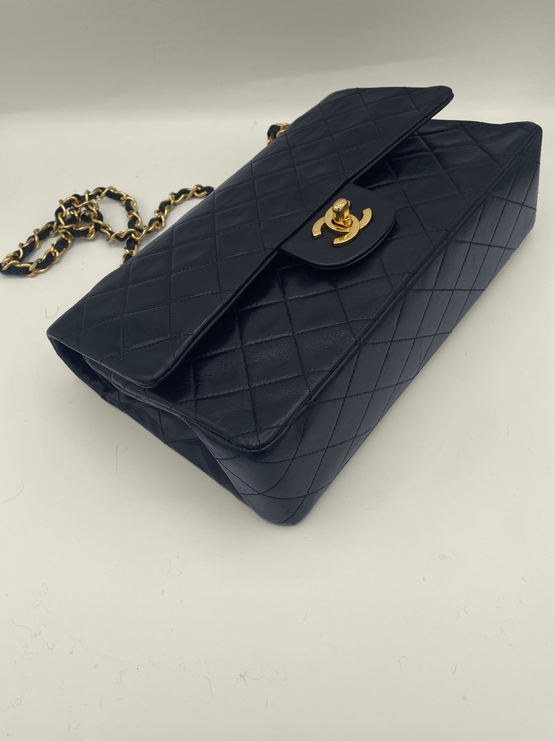 Sac à main Chanel Classique en cuir d'agneau noir et métal doré plaqué or - Soline