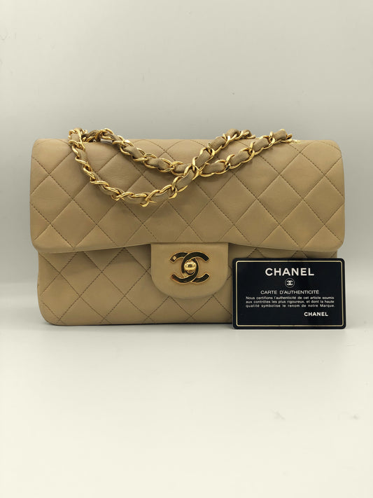 Sac Chanel Timeless 23 cm à double rabat en cuir d'agneau matelassé beige - Soline