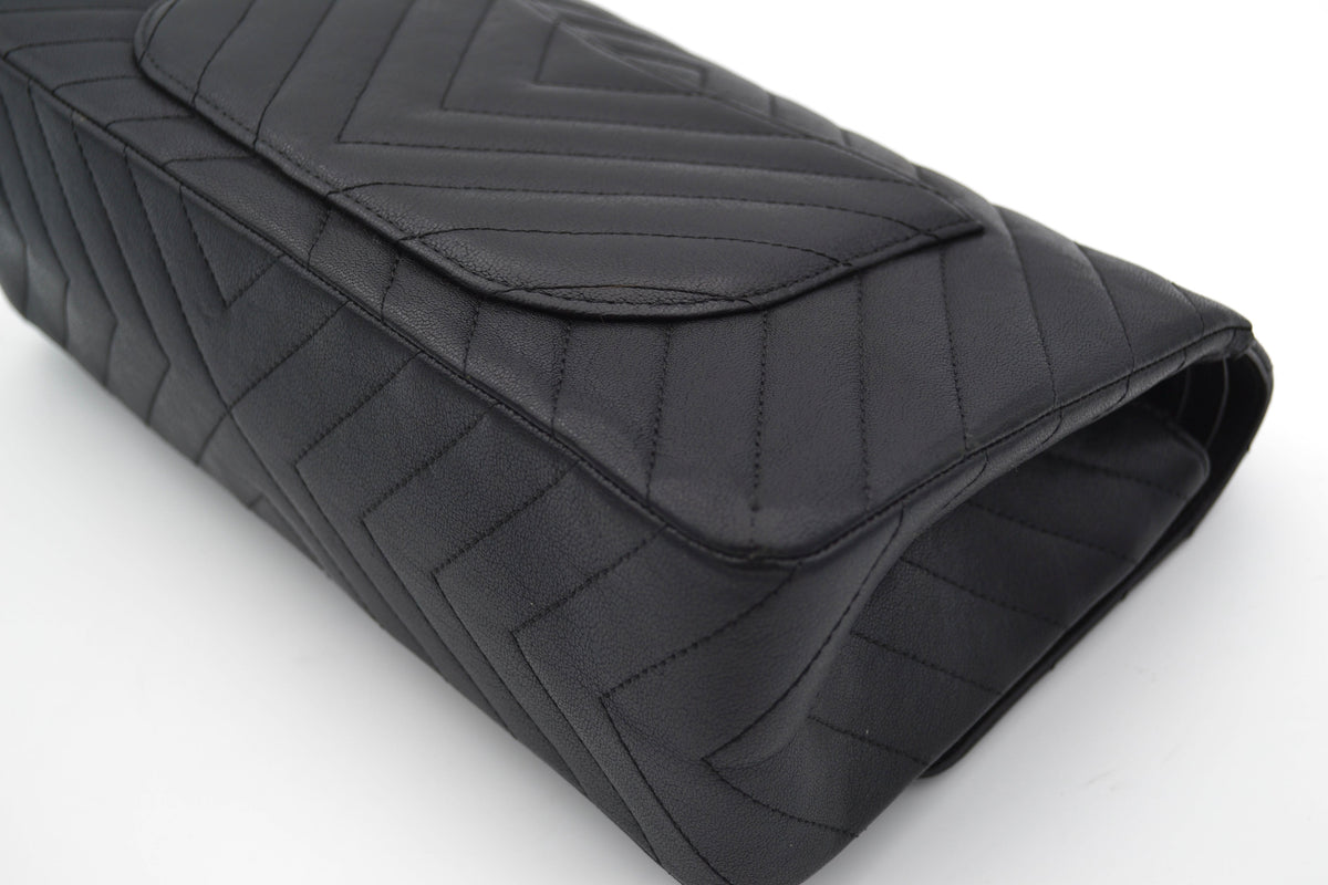 Grand Sac 2.55 Chanel So Black en cuir de veau Chevron à double rabat - Soline