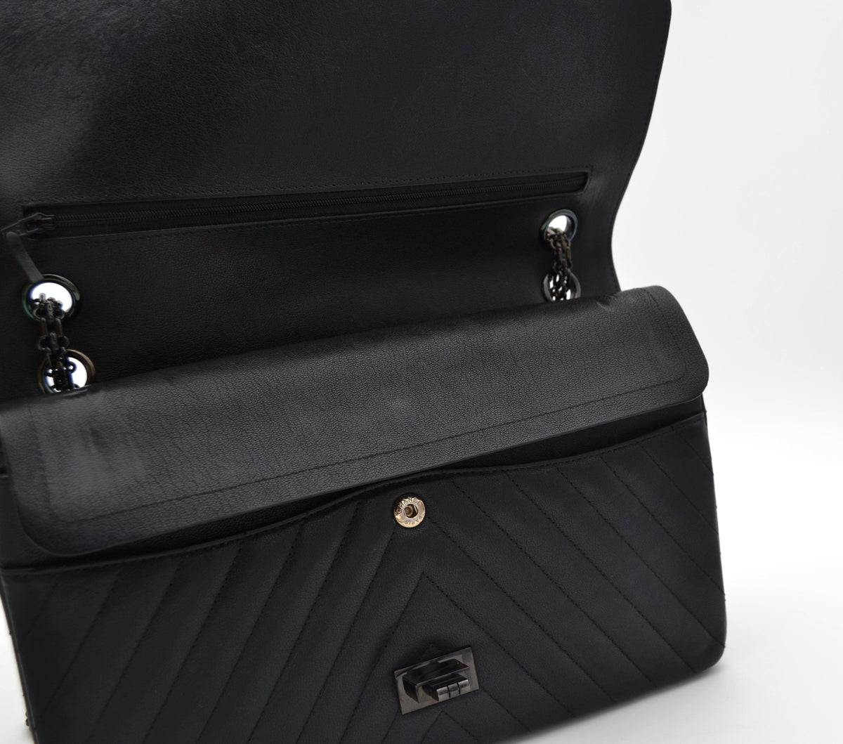 Grand Sac 2.55 Chanel So Black en cuir de veau Chevron à double rabat - Soline