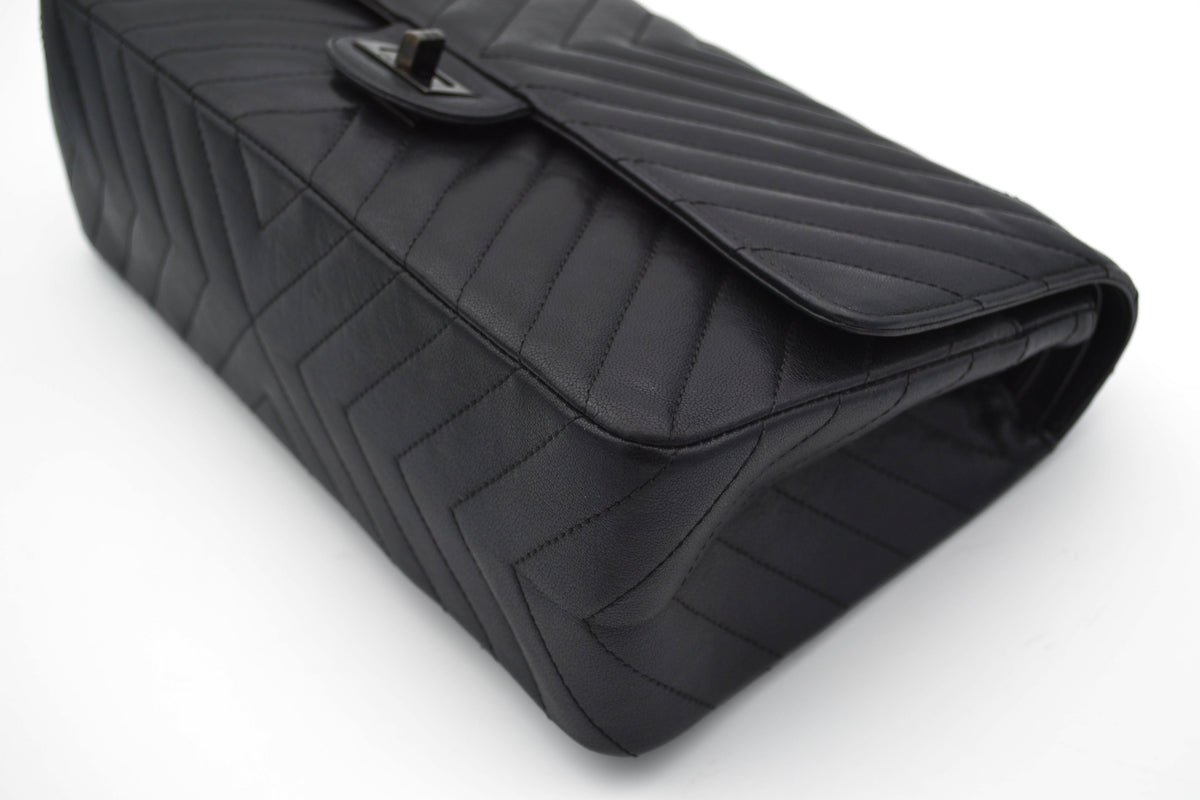 Grand Sac 2.55 Chanel So Black en cuir de veau Chevron à double rabat - Soline