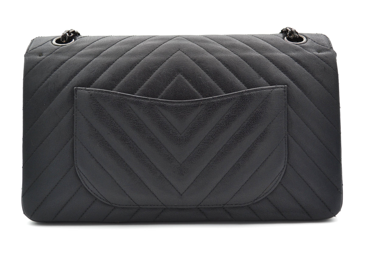 Grand Sac 2.55 Chanel So Black en cuir de veau Chevron à double rabat - Soline
