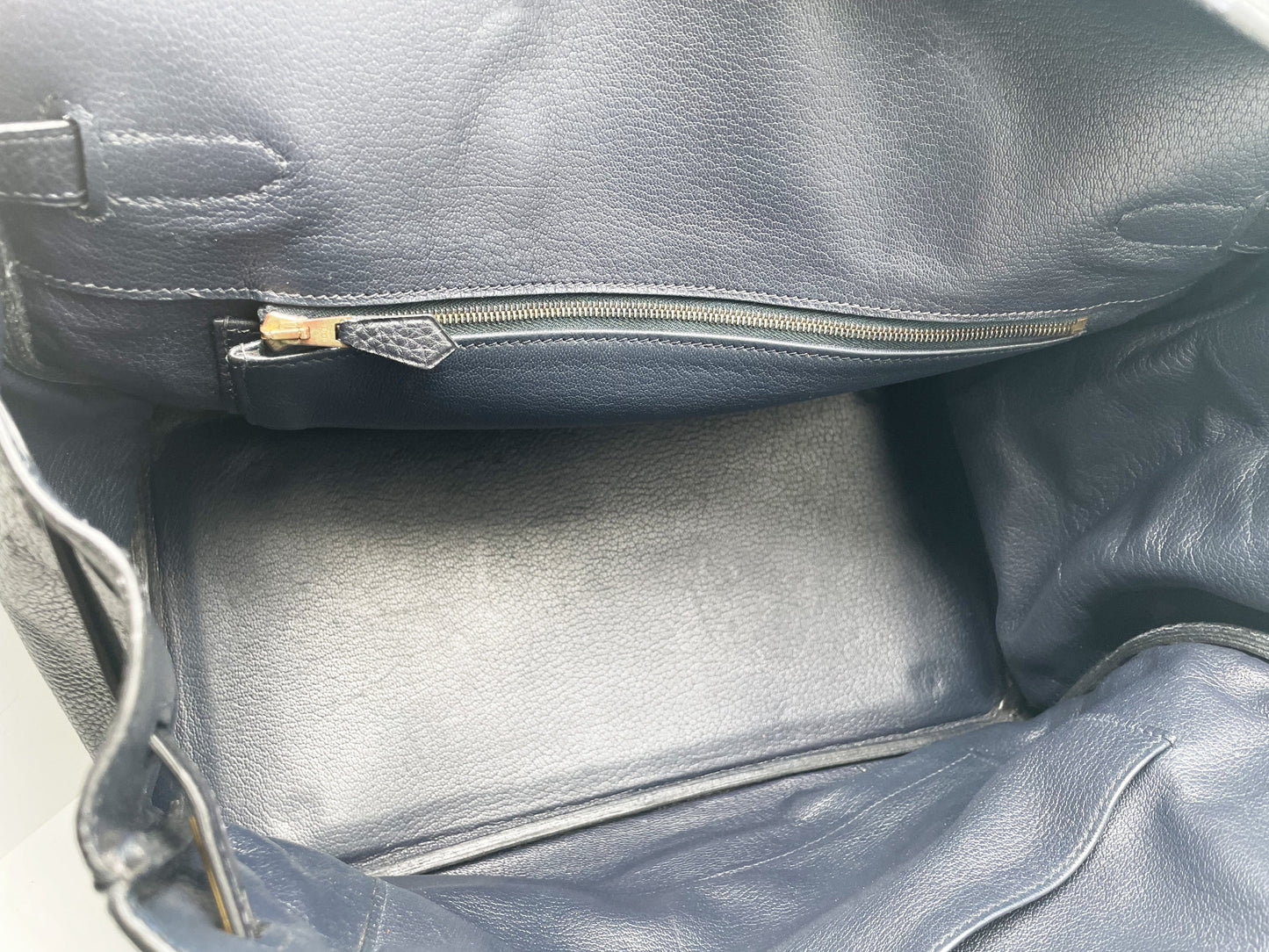 Sac Hermès Birkin en cuir Togo Bleu Nuit 35 cm, garniture en métal doré. - Soline