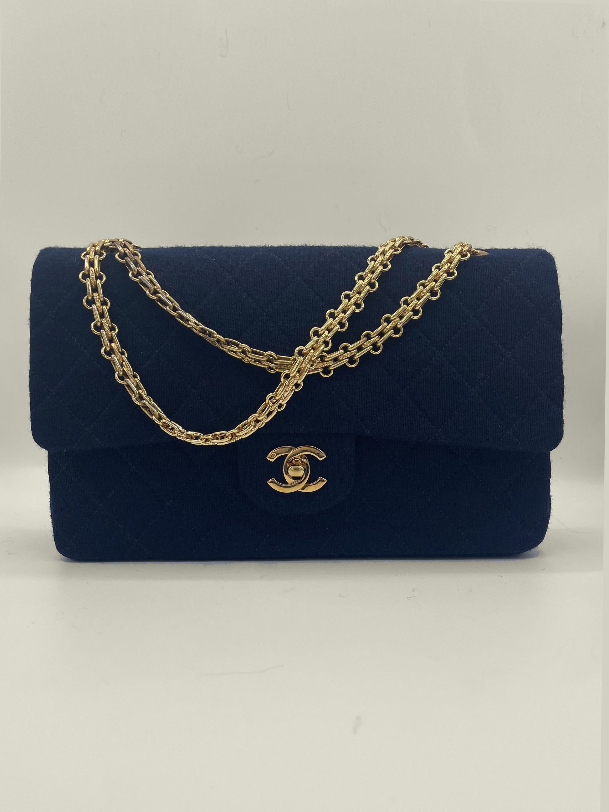Magnifique Sac à main bandoulière Chanel Timeless en jersey navy - Soline