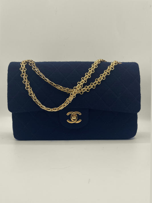Magnifique Sac à main bandoulière Chanel Timeless en jersey navy - Soline