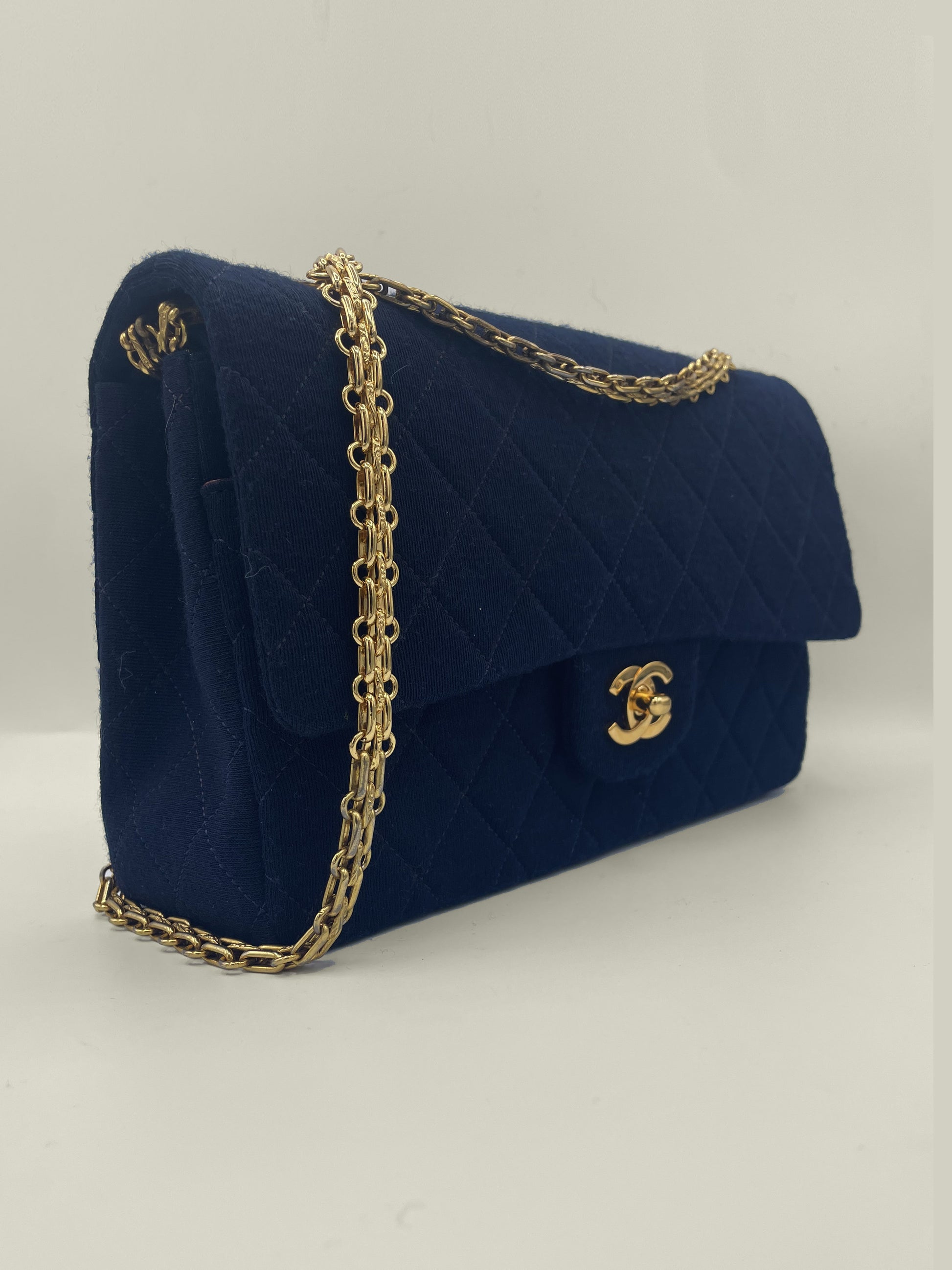 Magnifique Sac à main bandoulière Chanel Timeless en jersey navy - Soline