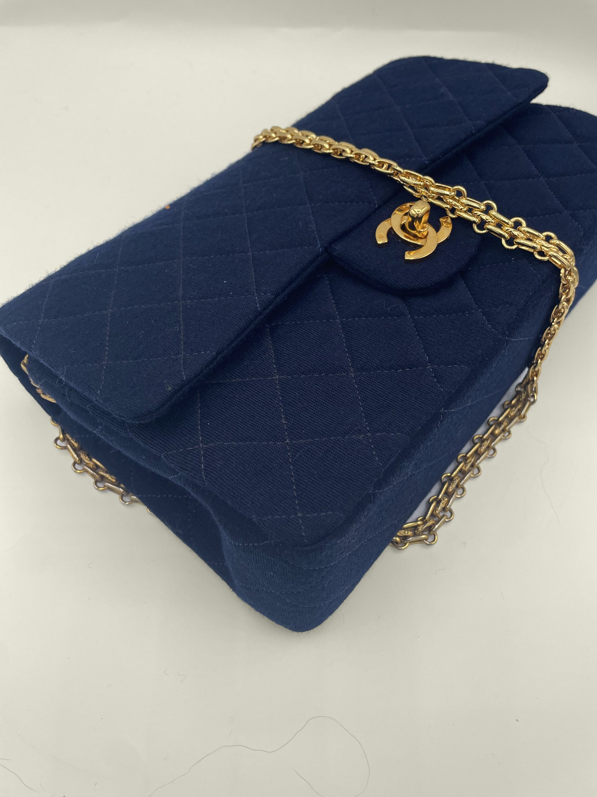 Magnifique Sac à main bandoulière Chanel Timeless en jersey navy - Soline
