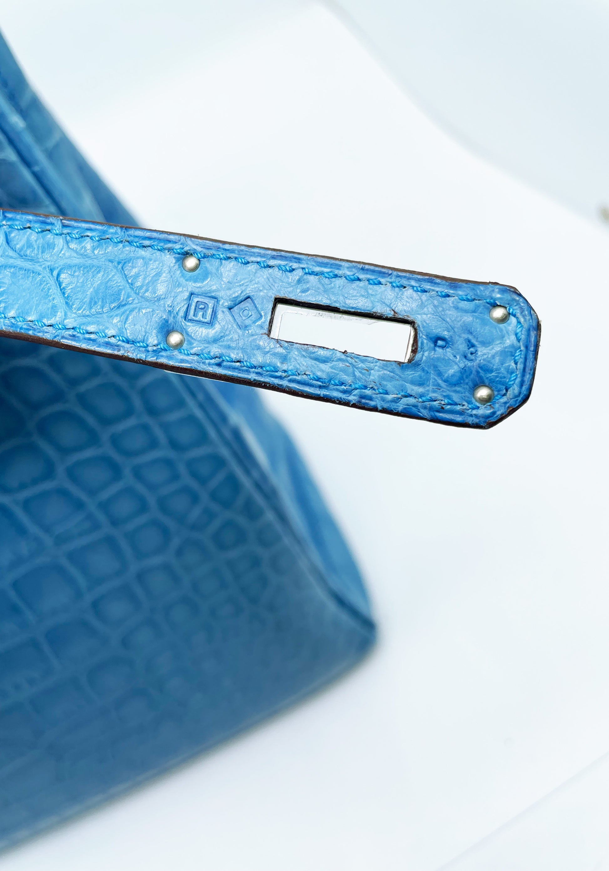 Sac Hermès Kelly retourné 35 en cuir Alligator mat Mykonos. - Soline