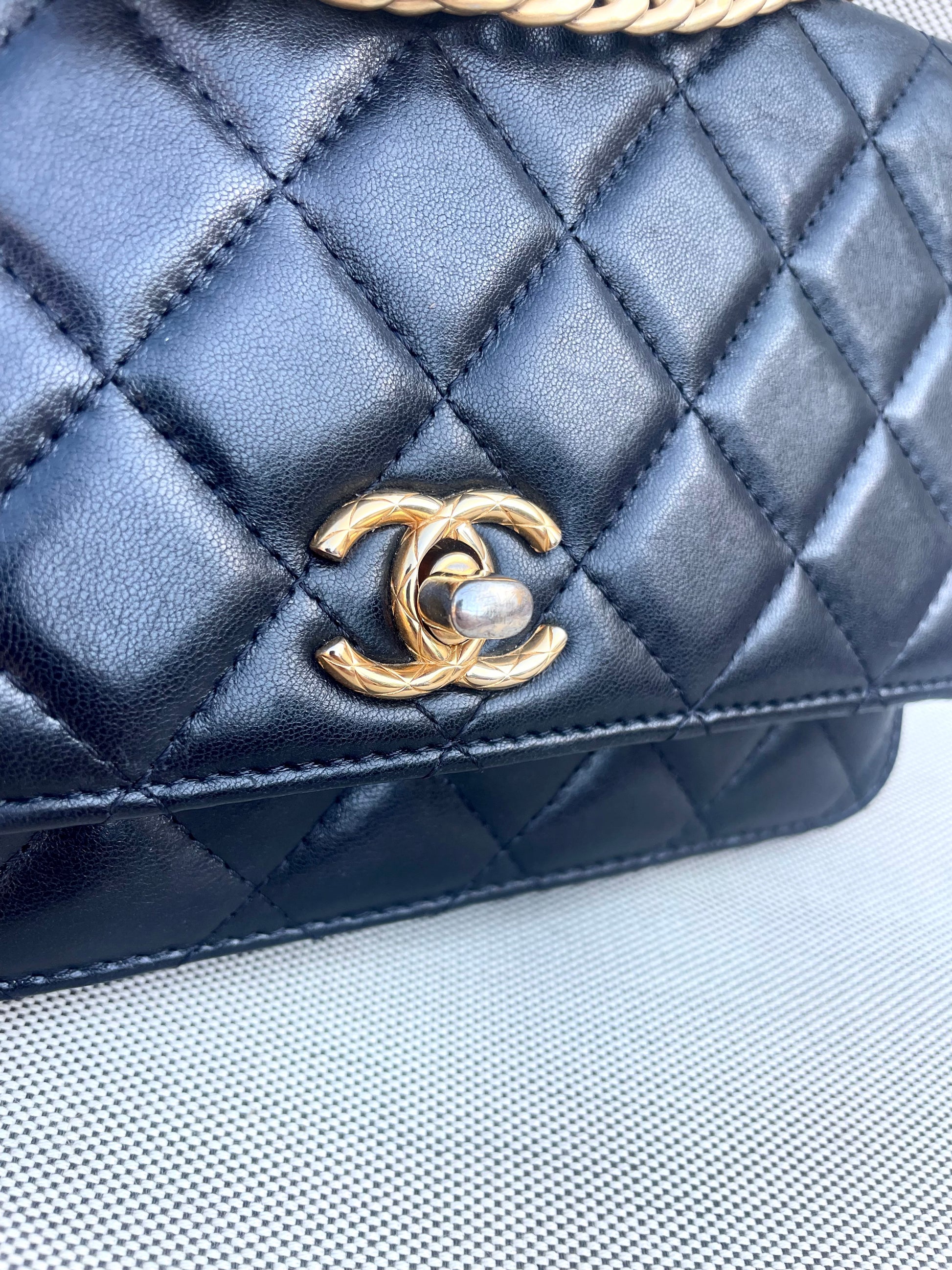 Chanel Sac bandoulière Pearl  Crush wallet on chain cuir noir