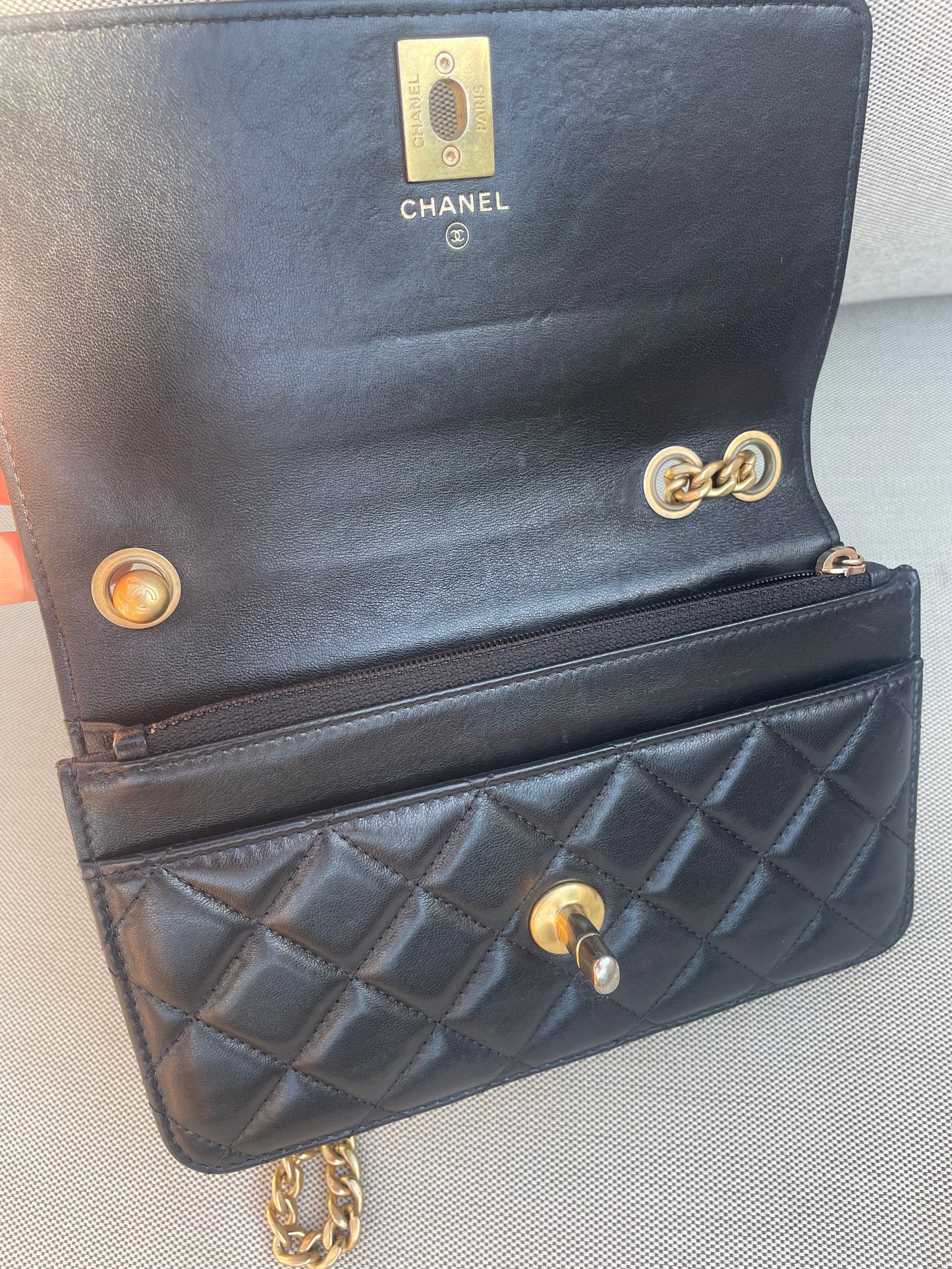 Chanel Sac bandoulière Pearl  Crush wallet on chain cuir noir