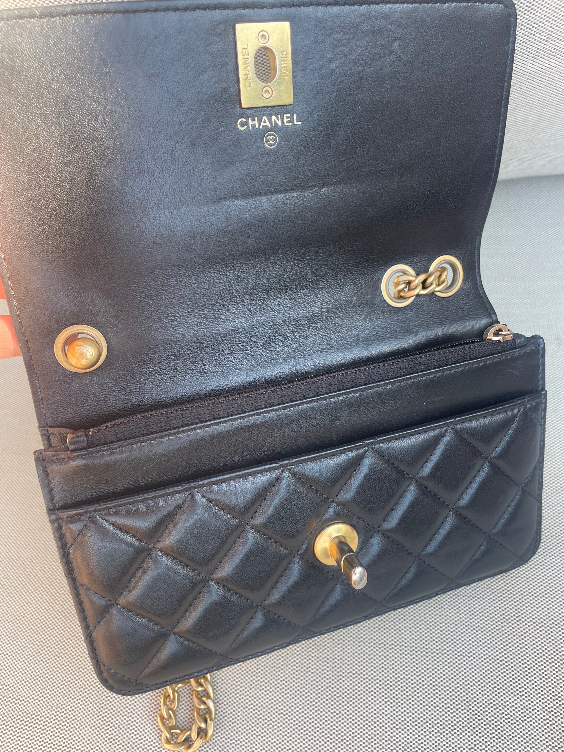 Chanel Sac bandoulière Pearl  Crush wallet on chain cuir noir
