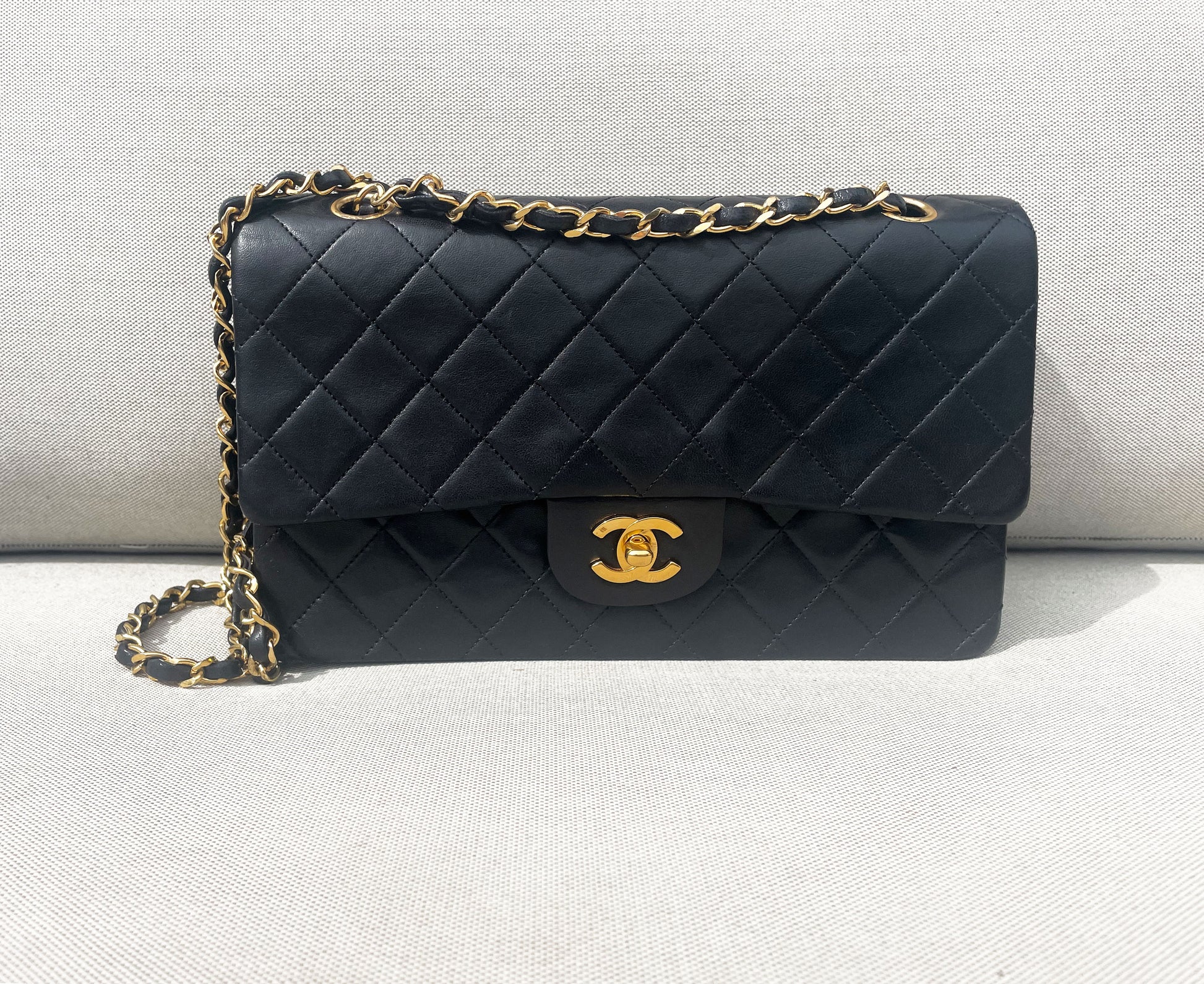 Sac Chanel Classique / Timeless 25 Vintage en cuir noir
