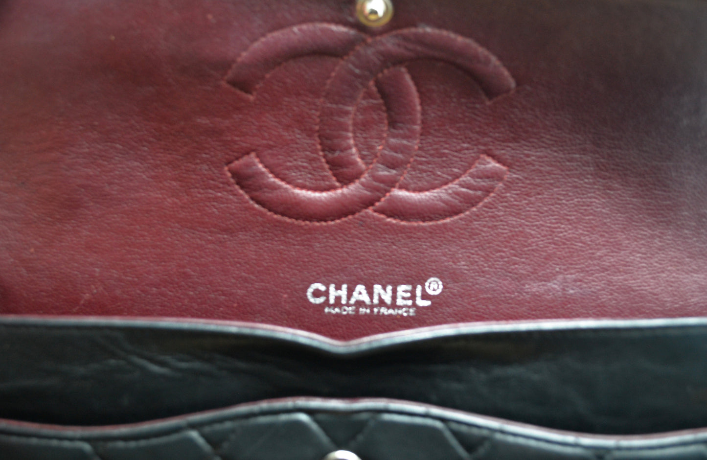 Sac à main Chanel Classique en cuir d'agneau noir et métal argenté. - Soline