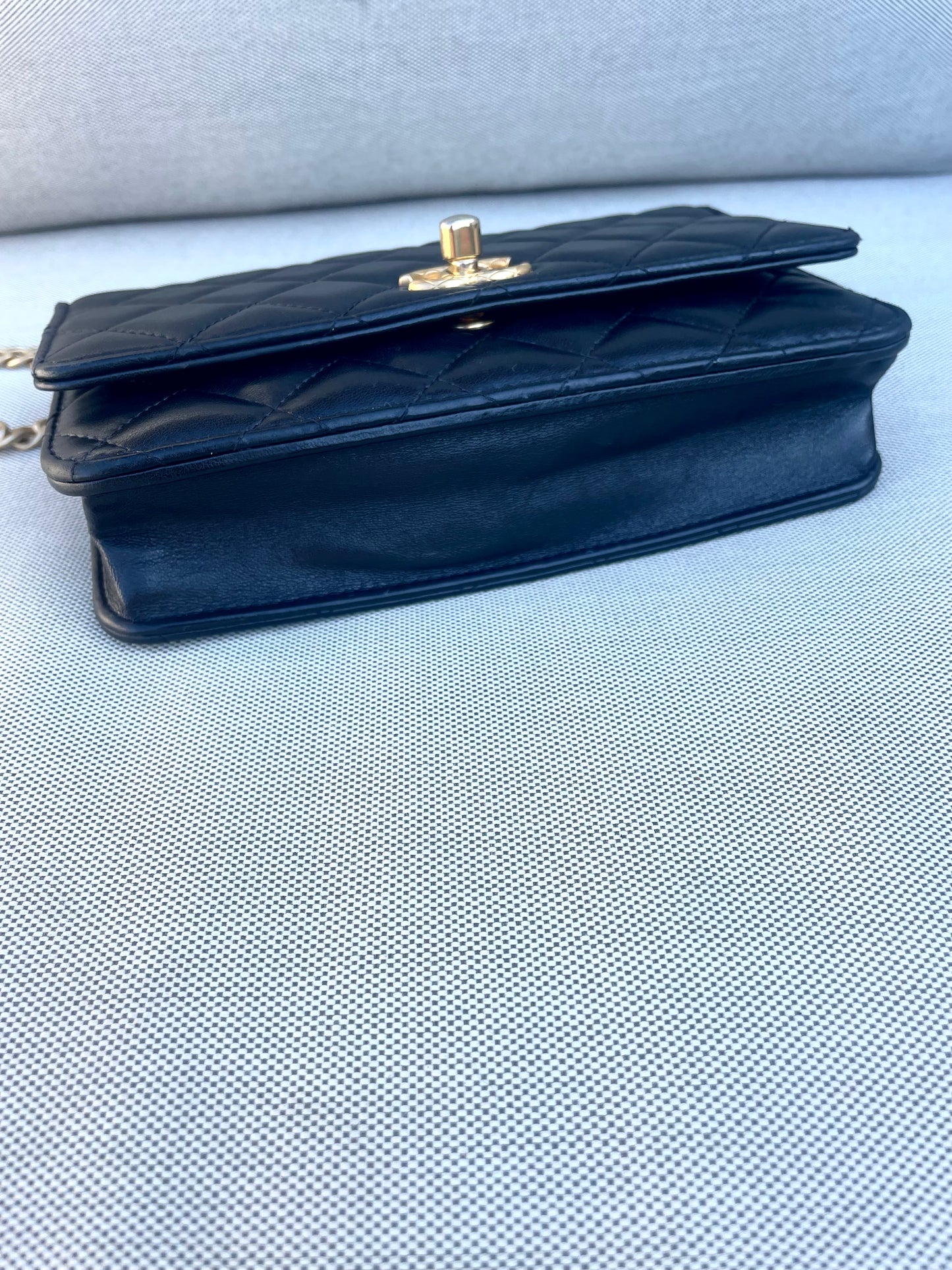 Chanel Sac bandoulière Pearl  Crush wallet on chain cuir noir