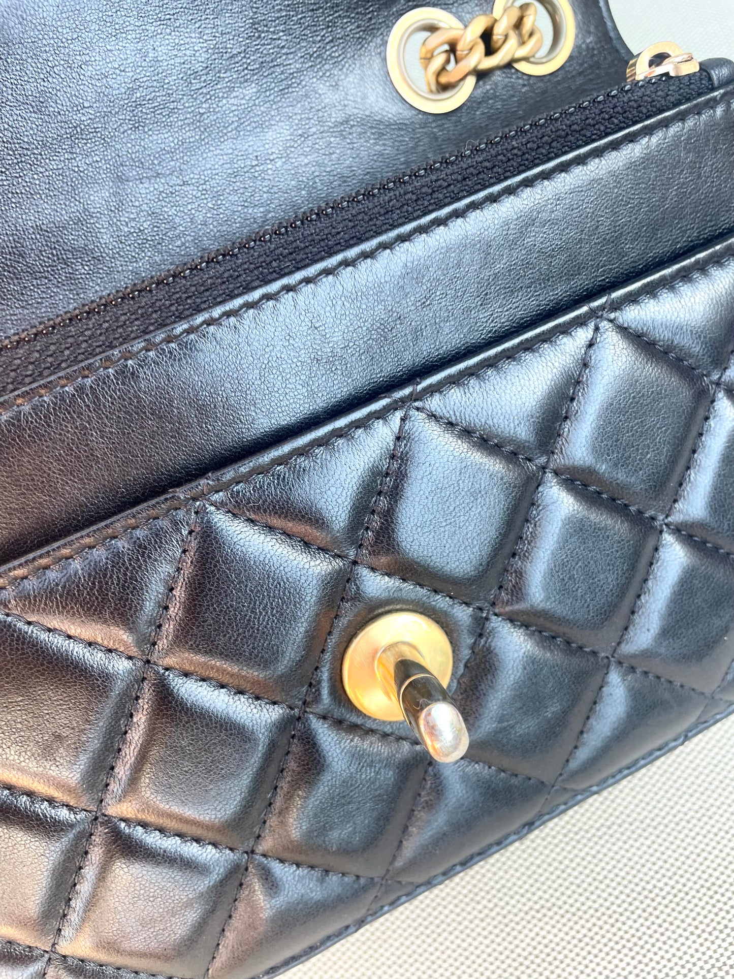 Chanel Sac bandoulière Pearl  Crush wallet on chain cuir noir