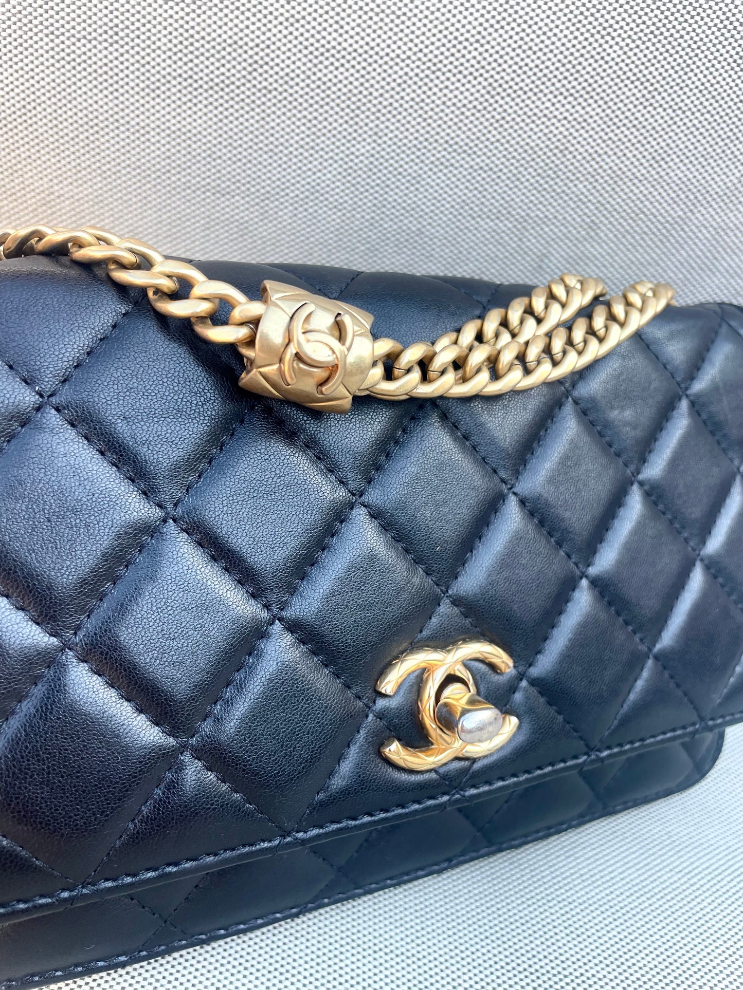 Chanel Sac bandoulière Pearl  Crush wallet on chain cuir noir