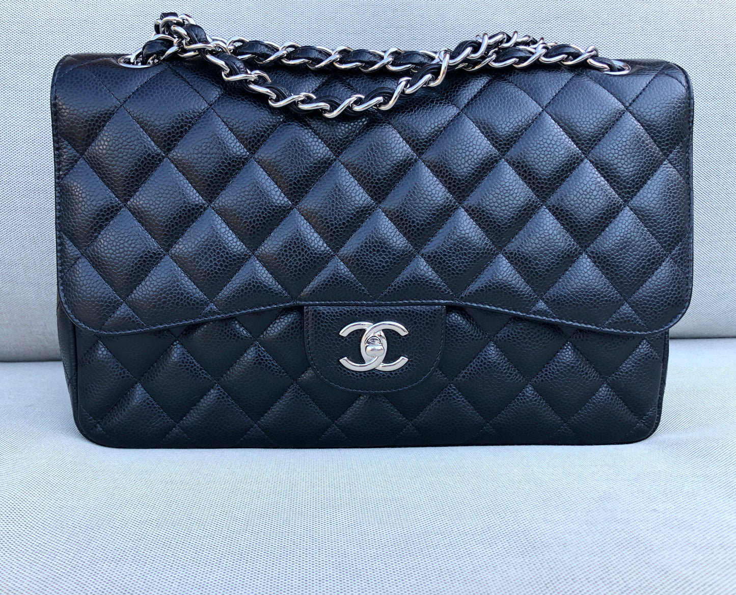 Chanel sac à bandoulière timeless / classique jumbo noir cuir caviar
