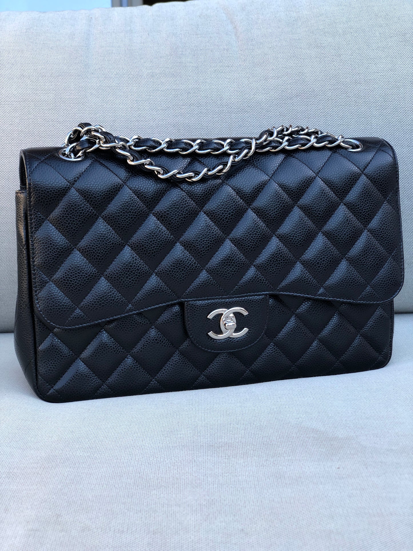 Chanel sac à bandoulière timeless / classique jumbo noir cuir caviar