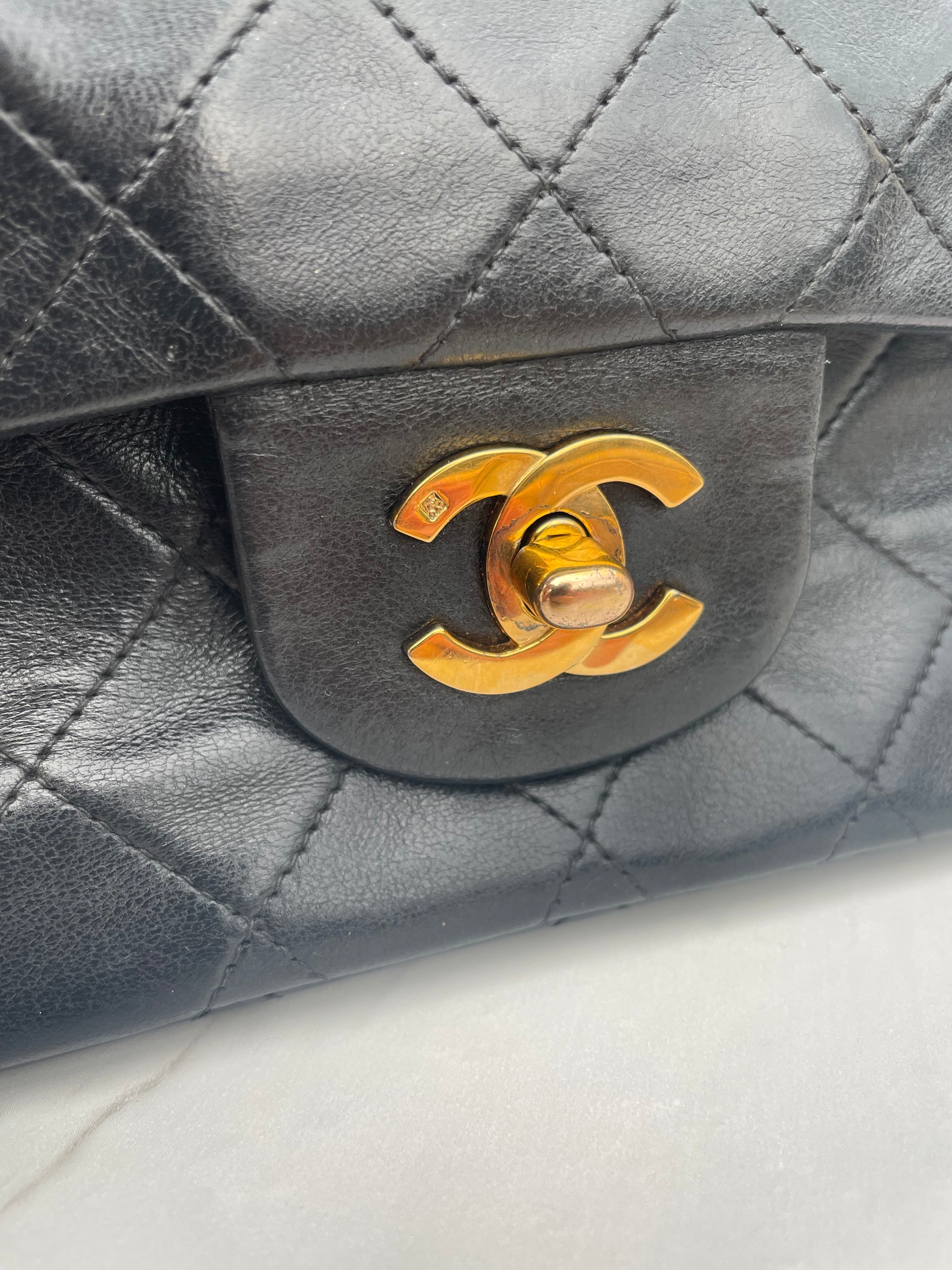 SAC BANDOULIÈRE CHANEL TIMELESS 23CM DOUBLE FLAP EN CUIR MATELASSE NOIR - Soline