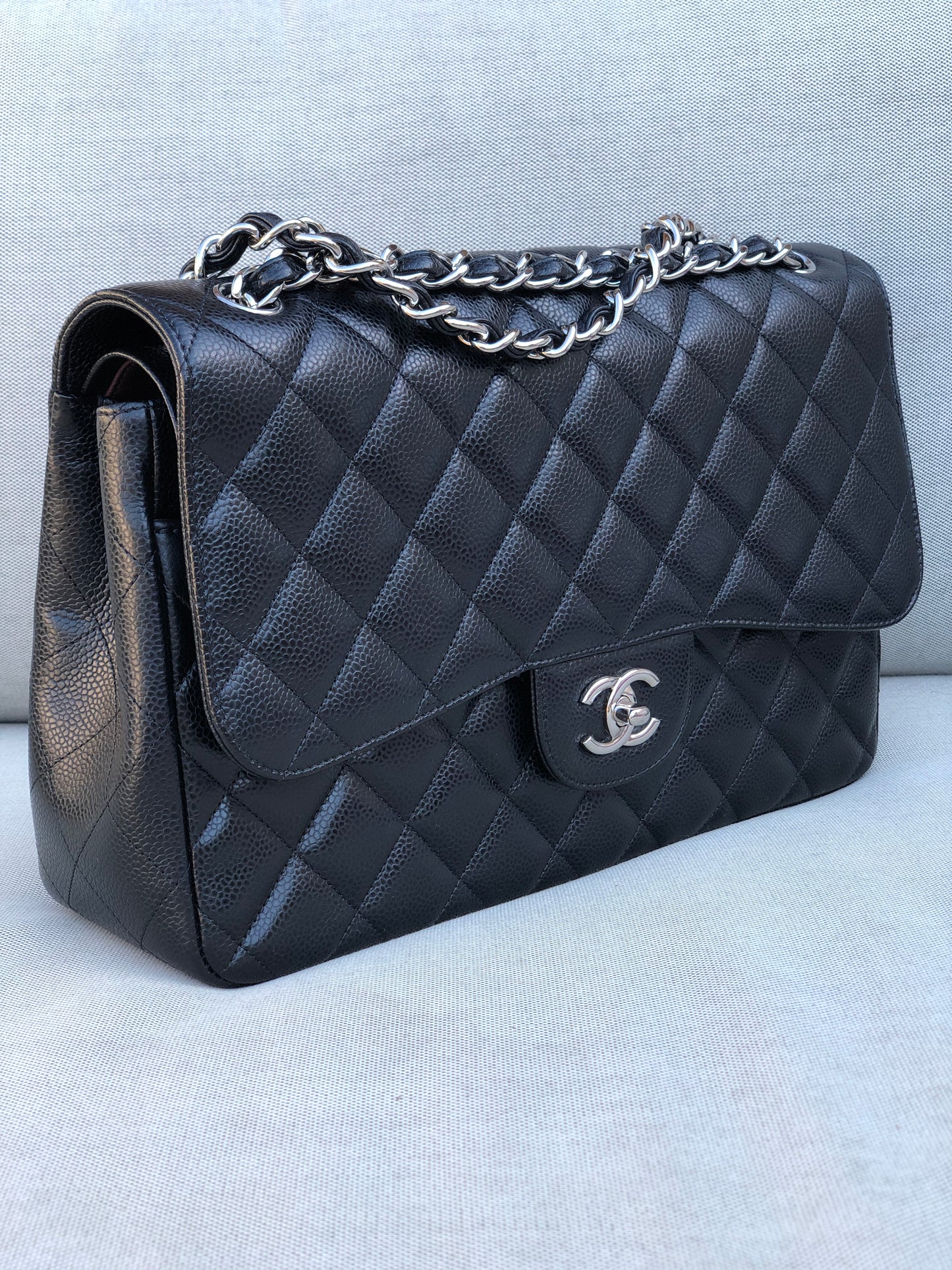 Chanel sac à bandoulière timeless / classique jumbo noir cuir caviar