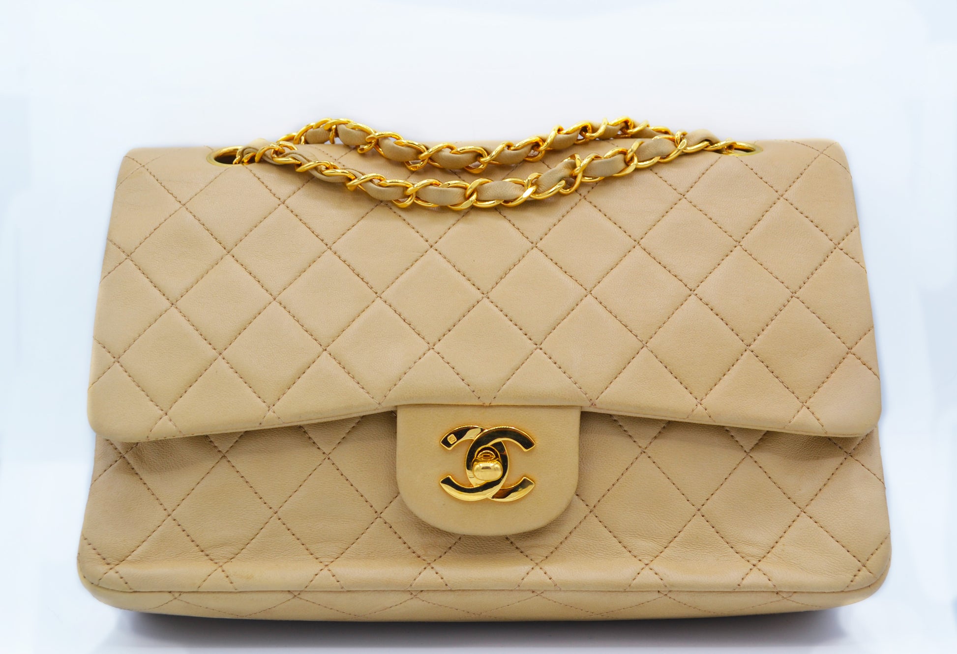 Sac Chanel Timeless medium 25 cm à double rabat en cuir d'agneau matelassé beige - Soline