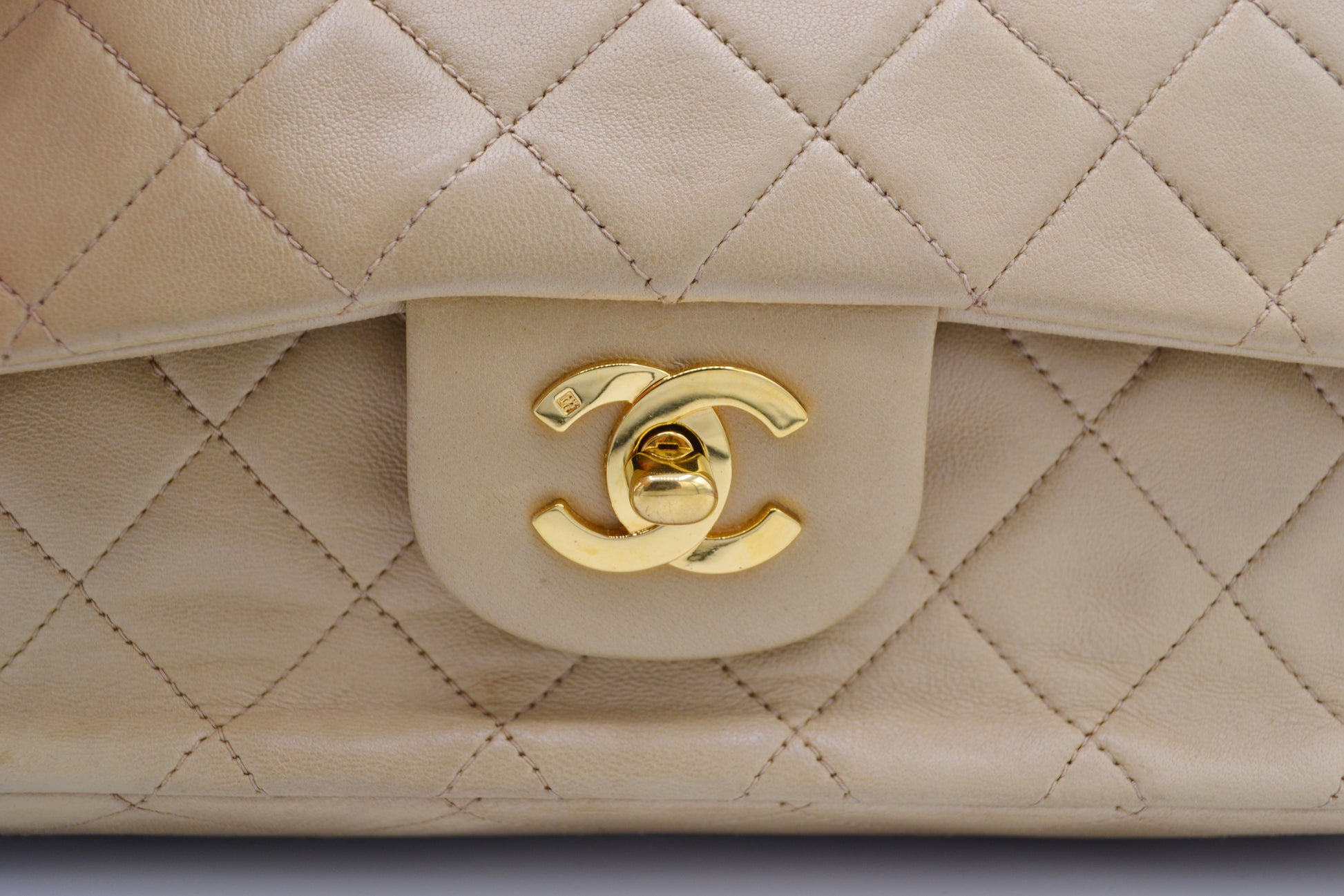 Sac Chanel Timeless medium 25 cm à double rabat en cuir d'agneau matelassé beige - Soline