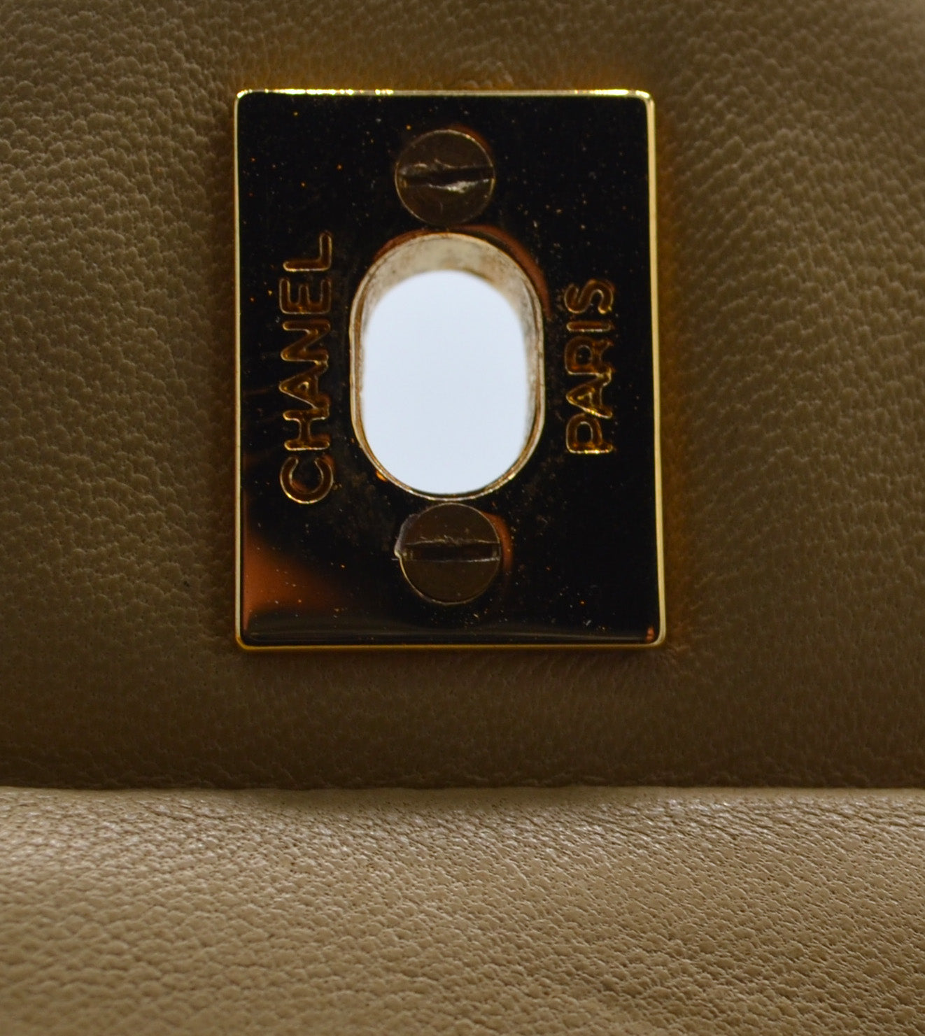 Sac Chanel Timeless medium 25 cm à double rabat en cuir d'agneau matelassé beige - Soline