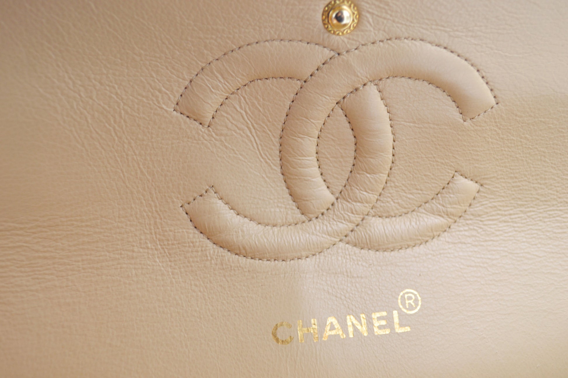 Sac Chanel Timeless medium 25 cm à double rabat en cuir d'agneau matelassé beige - Soline