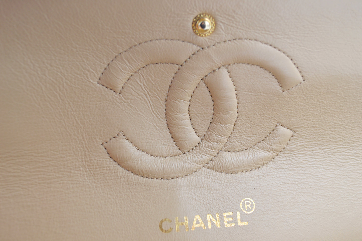 Sac Chanel Timeless medium 25 cm à double rabat en cuir d'agneau matelassé beige - Soline