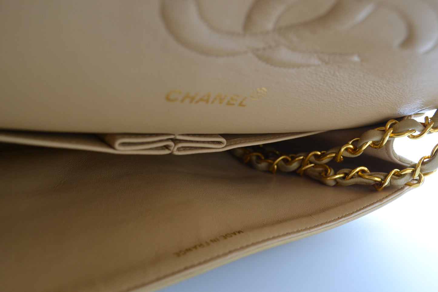 Sac Chanel Timeless medium 25 cm à double rabat en cuir d'agneau matelassé beige - Soline