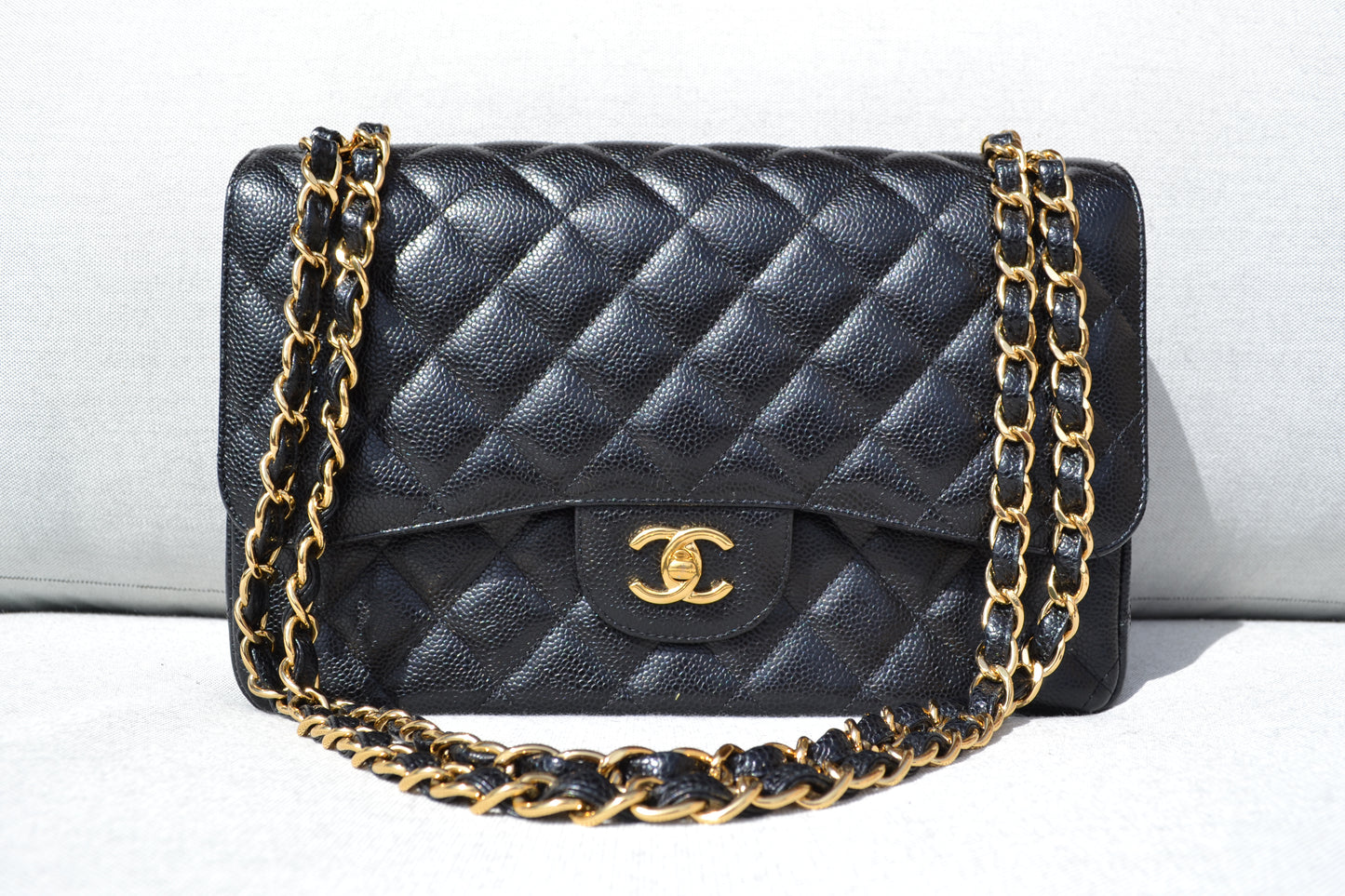 Grand Sac Classique Chanel Veau grainé et métal doré Noir