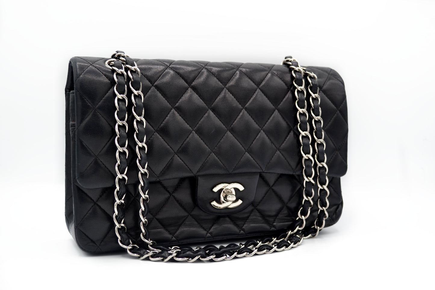 Sac à main Chanel Classique en cuir d'agneau noir et métal argenté. - Soline