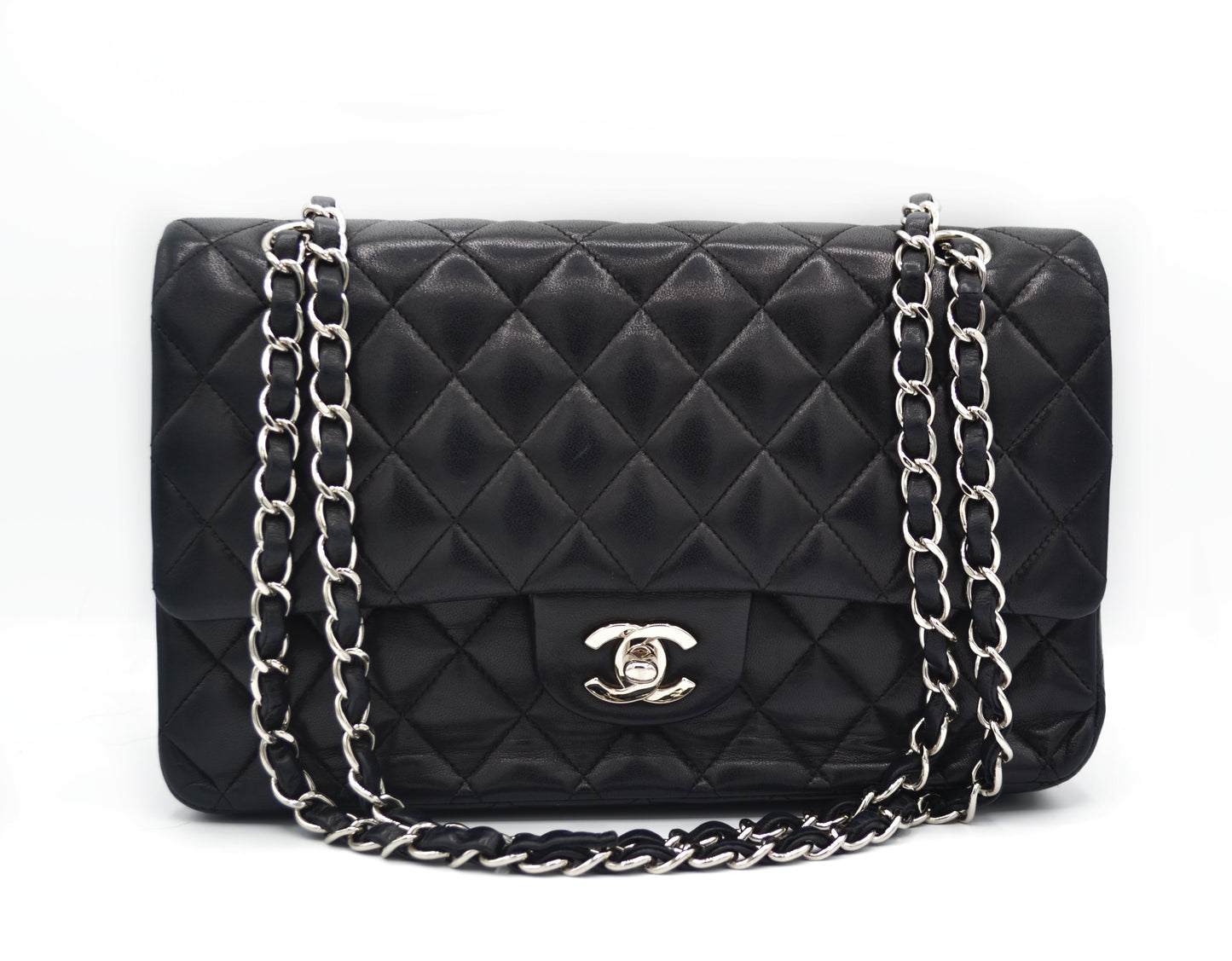 Sac à main Chanel Classique en cuir d'agneau noir et métal argenté. - Soline