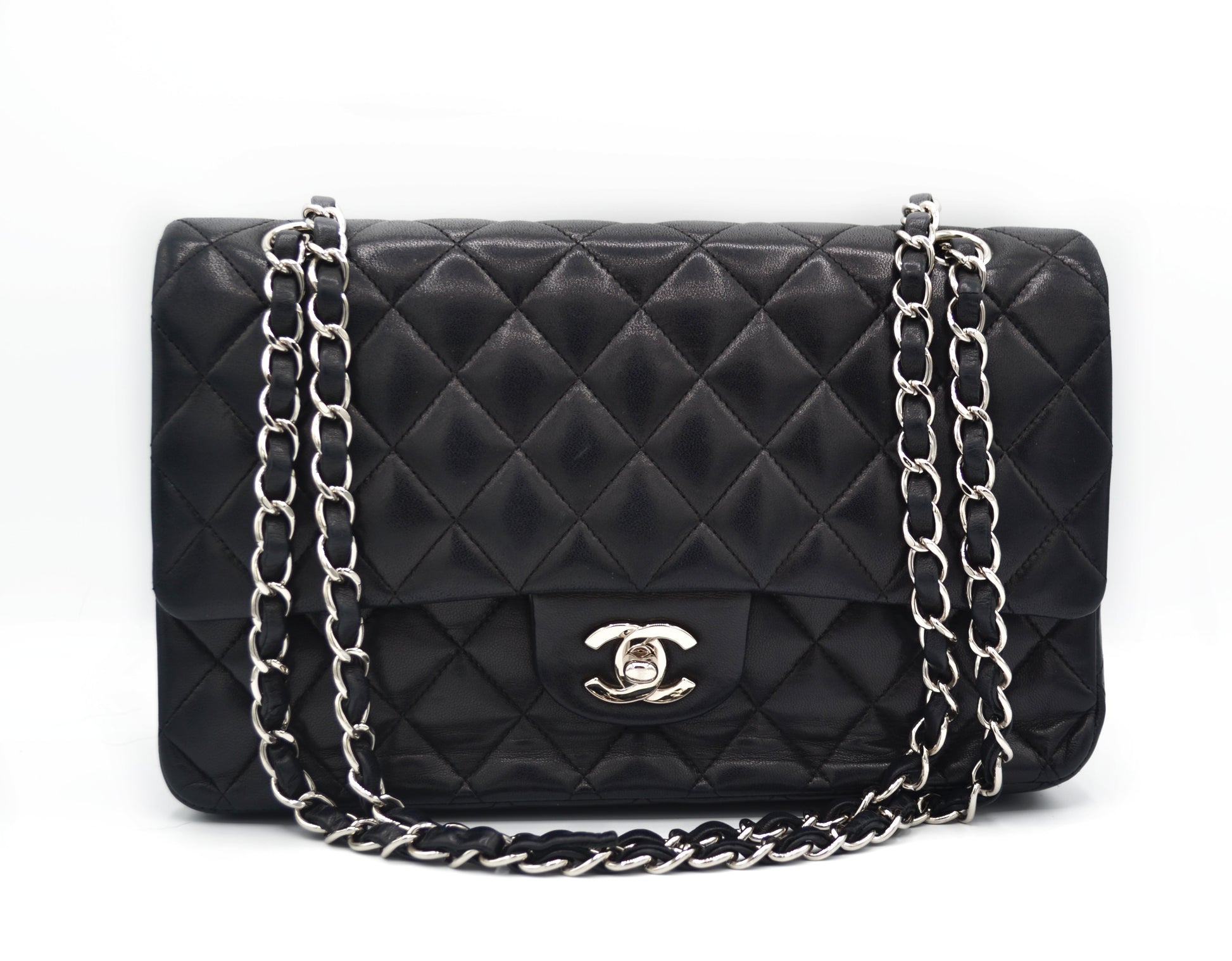 Sac à main Chanel Classique en cuir d'agneau noir et métal argenté. - Soline