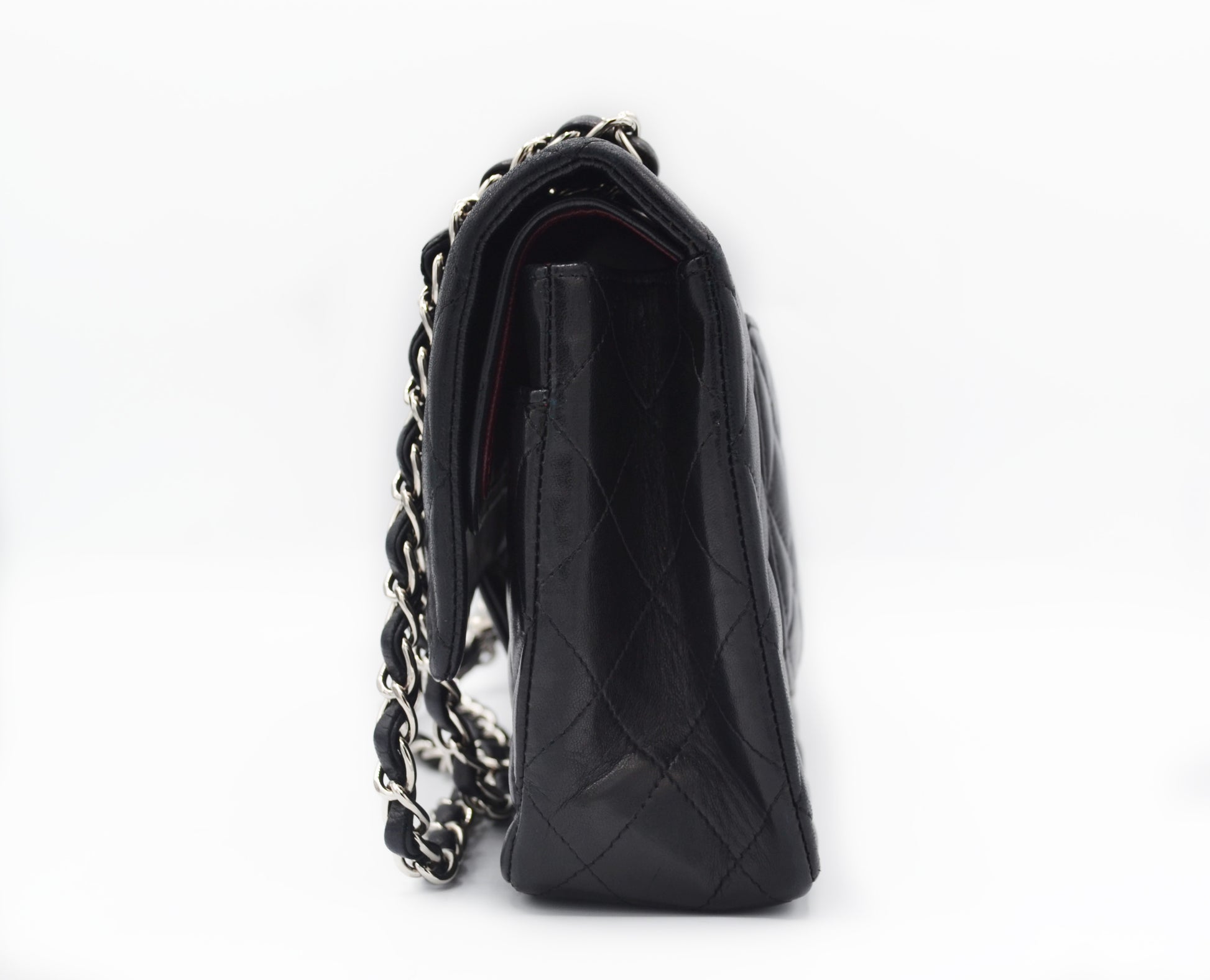 Sac à main Chanel Classique en cuir d'agneau noir et métal argenté. - Soline