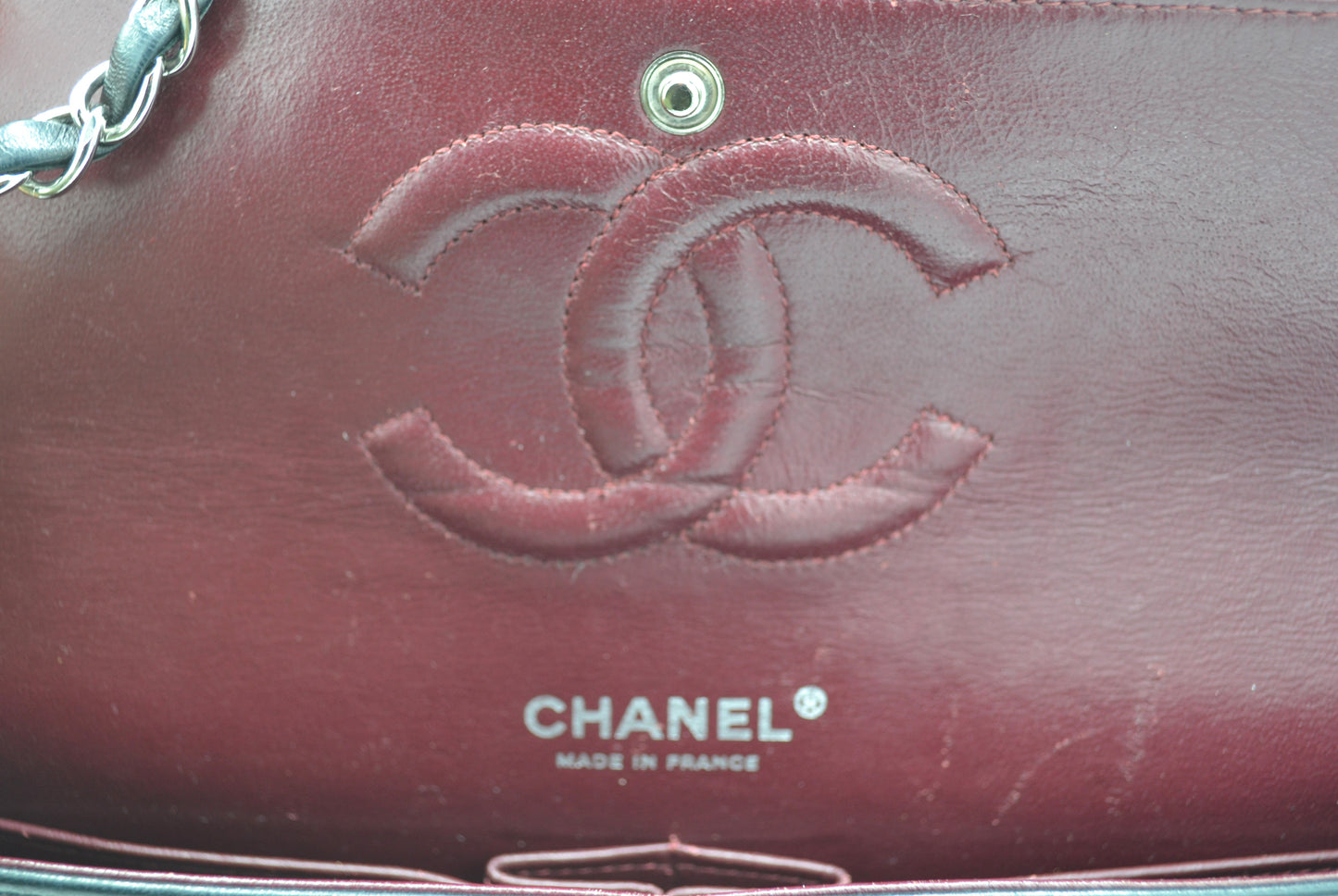 Sac à main Chanel Classique en cuir d'agneau noir et métal argenté. - Soline