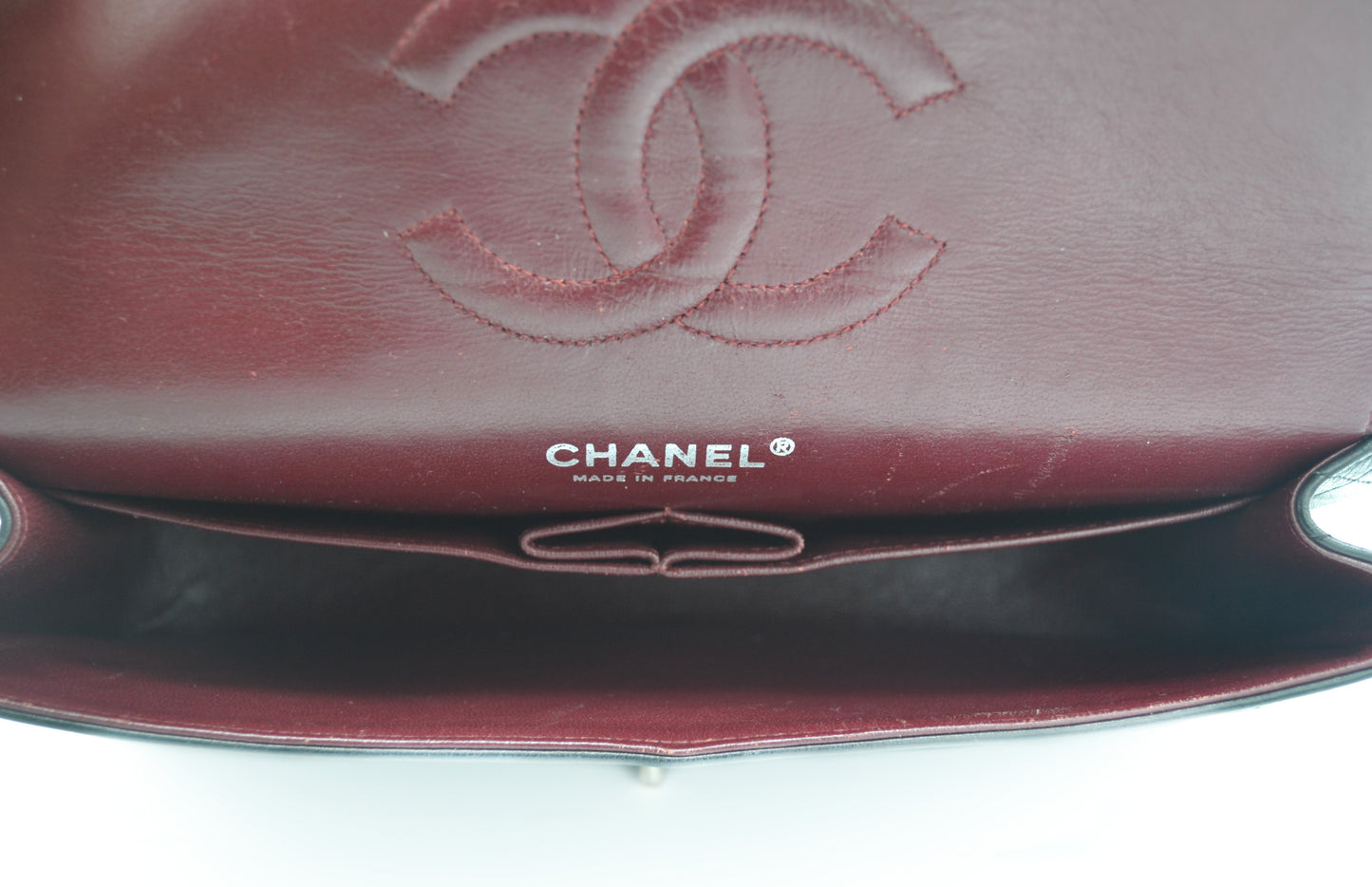 Sac à main Chanel Classique en cuir d'agneau noir et métal argenté. - Soline