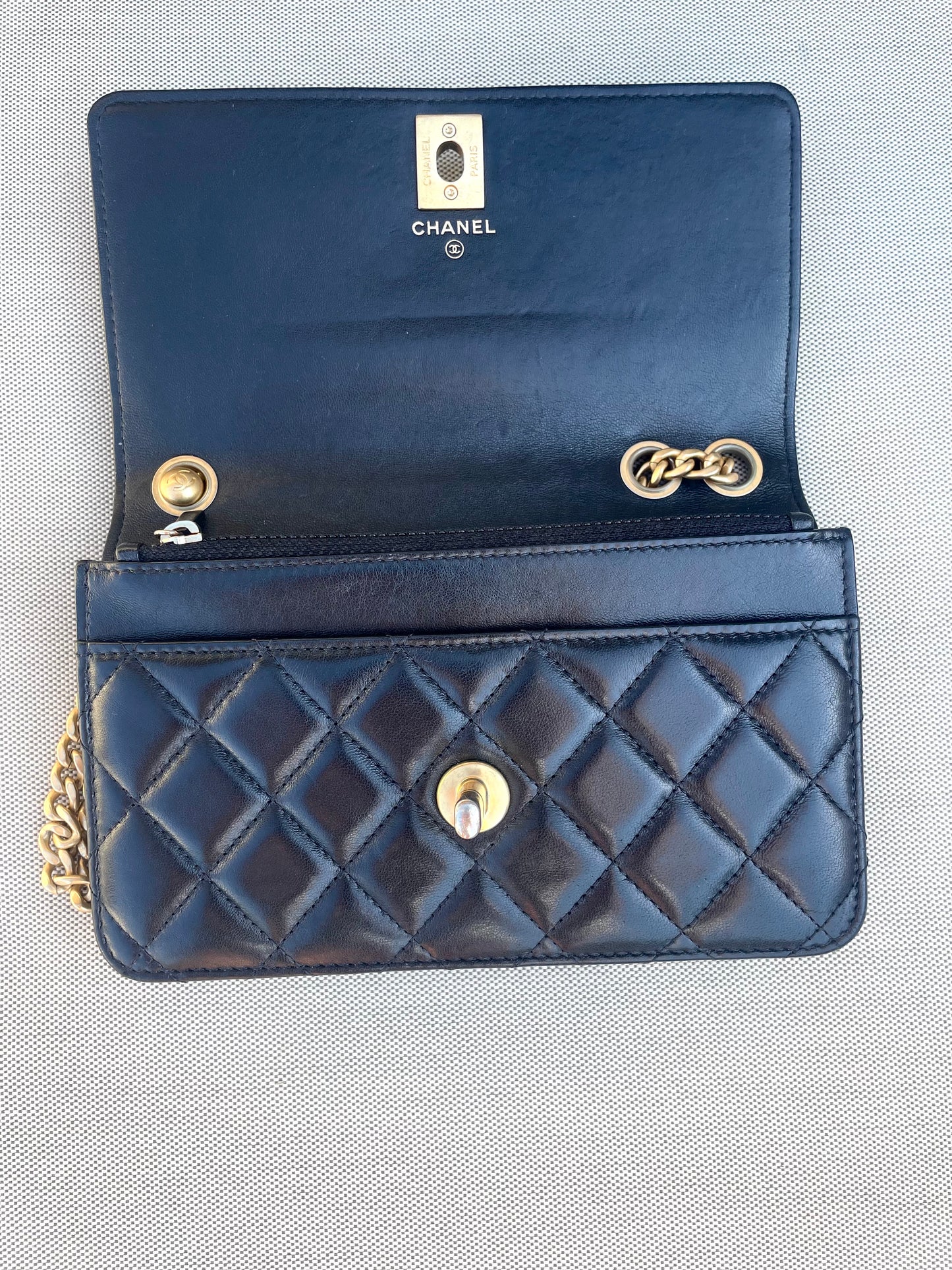 Chanel Sac bandoulière Pearl  Crush wallet on chain cuir noir