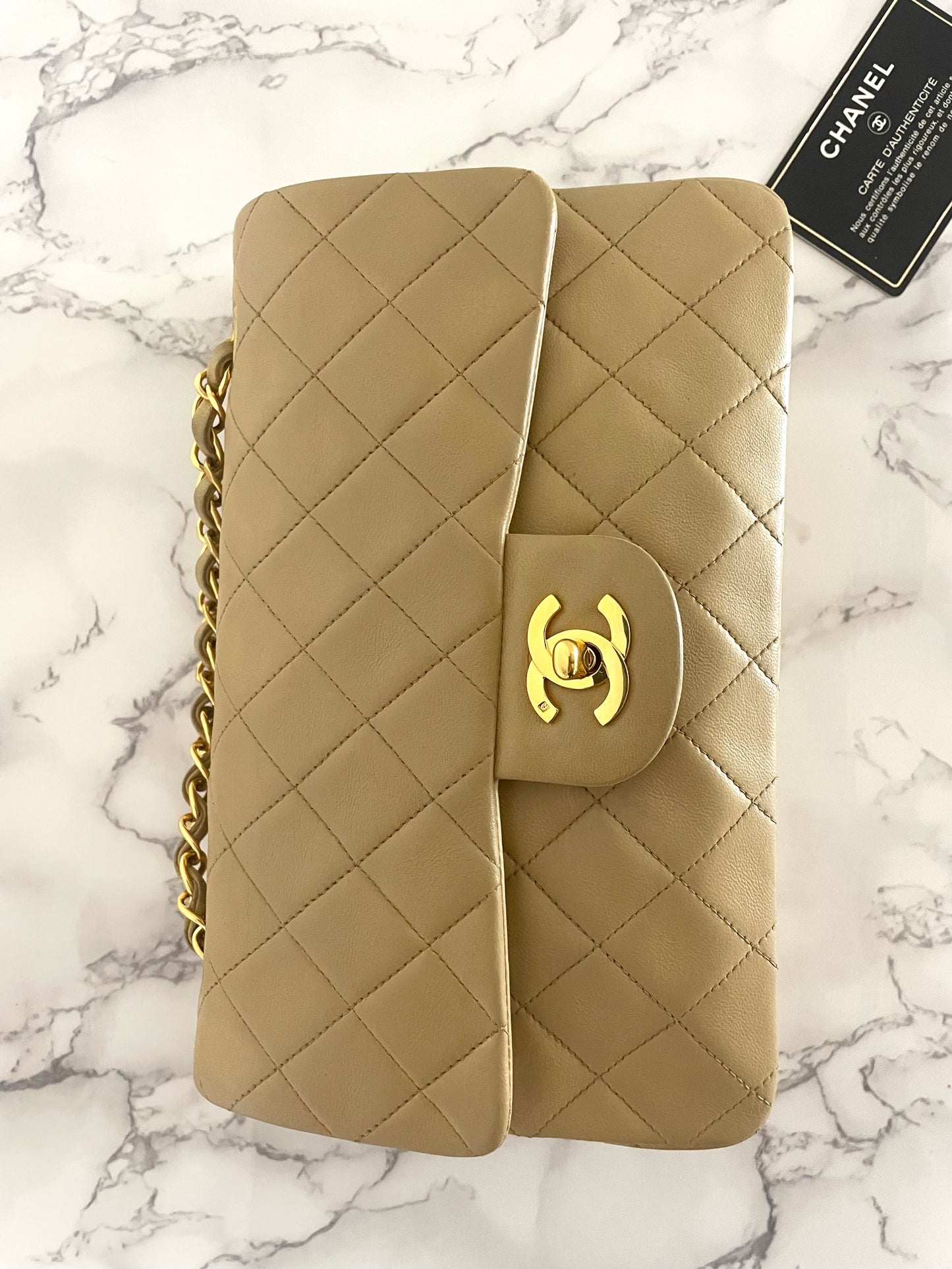 Sac Chanel Timeless 23 cm à double rabat en cuir d'agneau matelassé beige