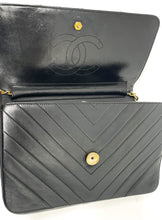 Charger l&#39;image dans la galerie, Sac à main Chanel Wallet on Chain en cuir noir d&#39;agneau et motif chevron.
