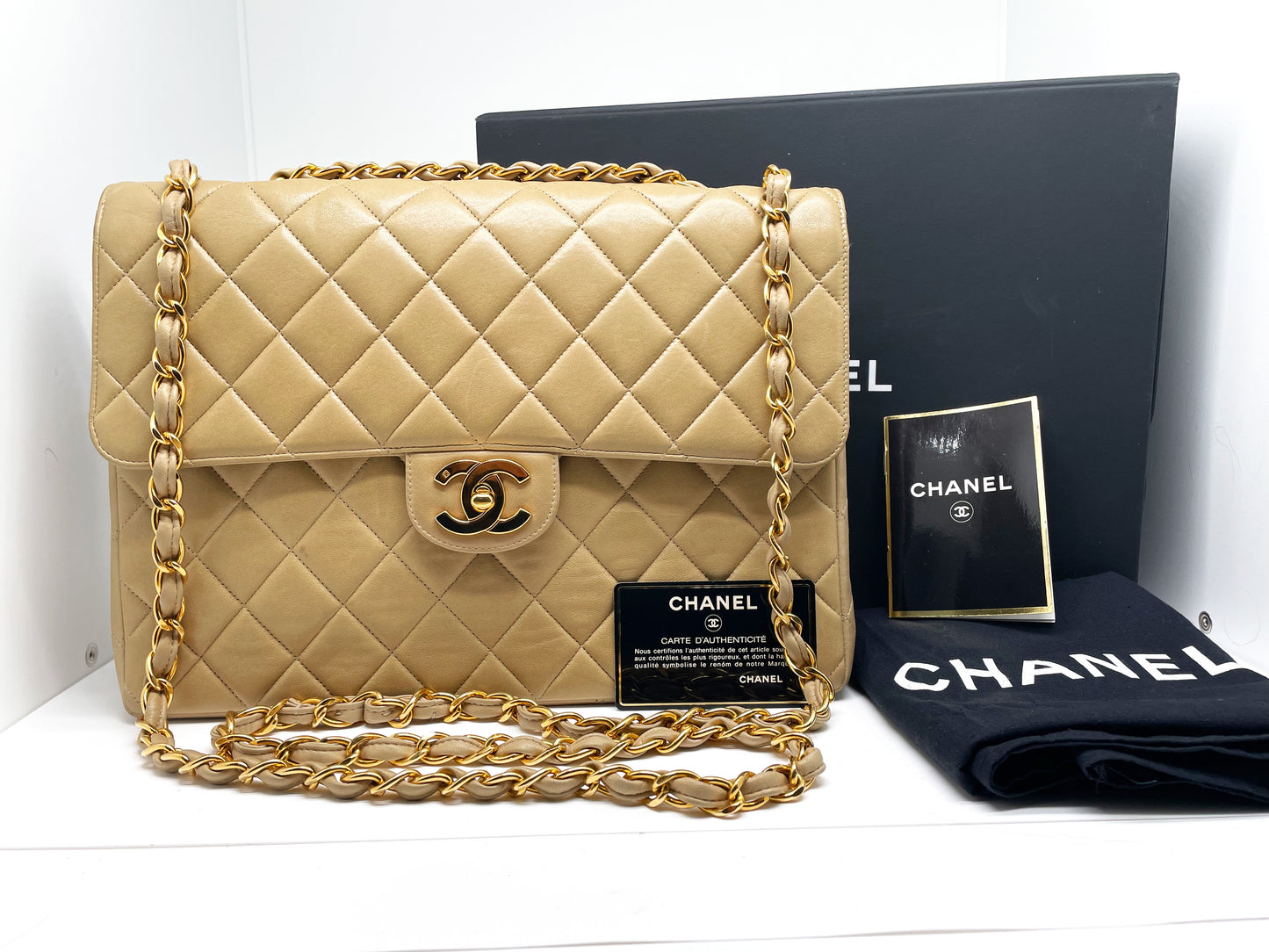 Sublime Chanel Timeless / Classic Jumbo handbag with flap Beige single flap