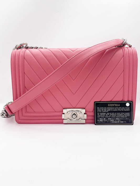 Grand sac Chanel Boy chevron en cuir rose 