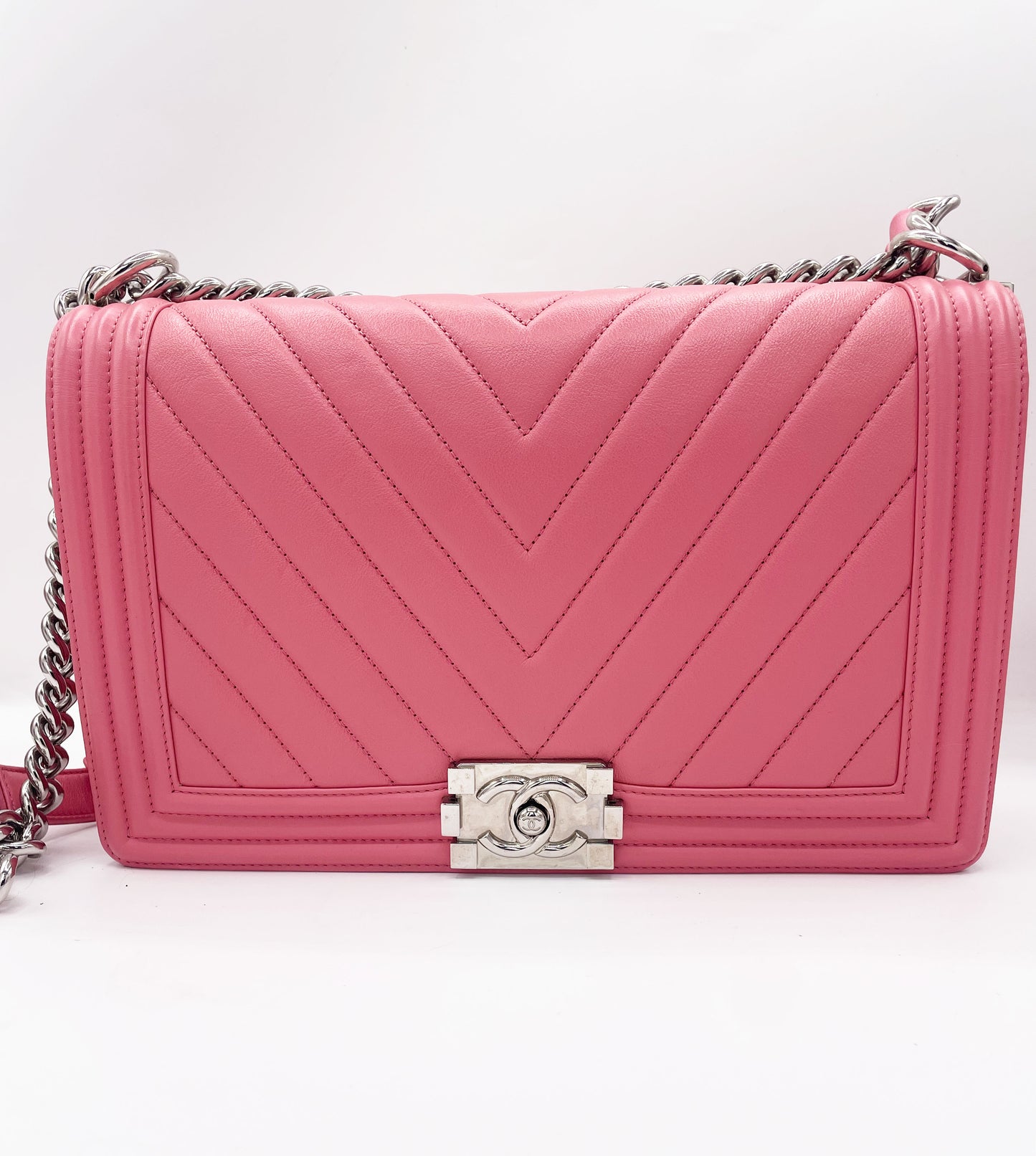 Grand sac Chanel Boy chevron en cuir rose 