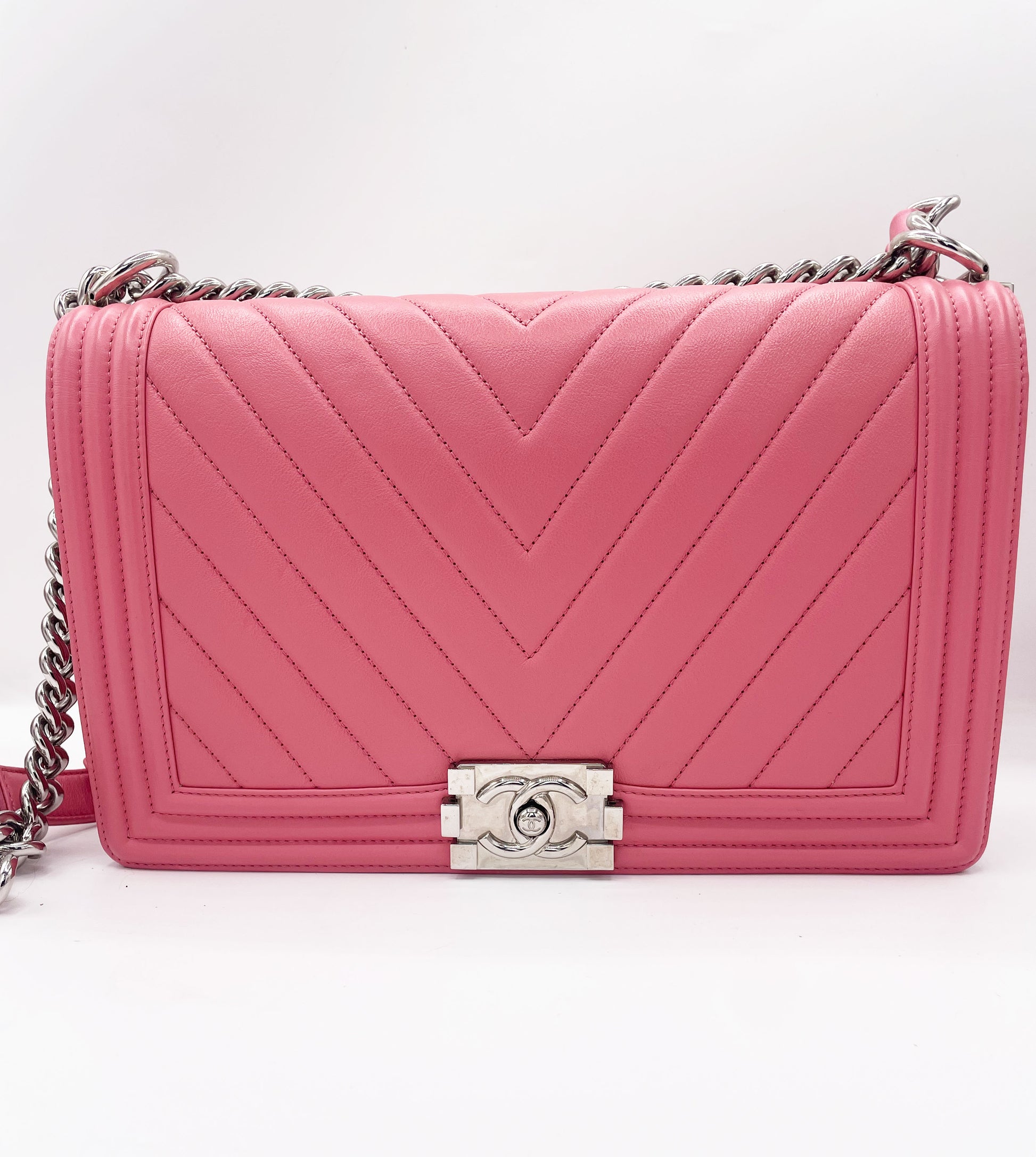Grand sac Chanel Boy chevron en cuir rose 